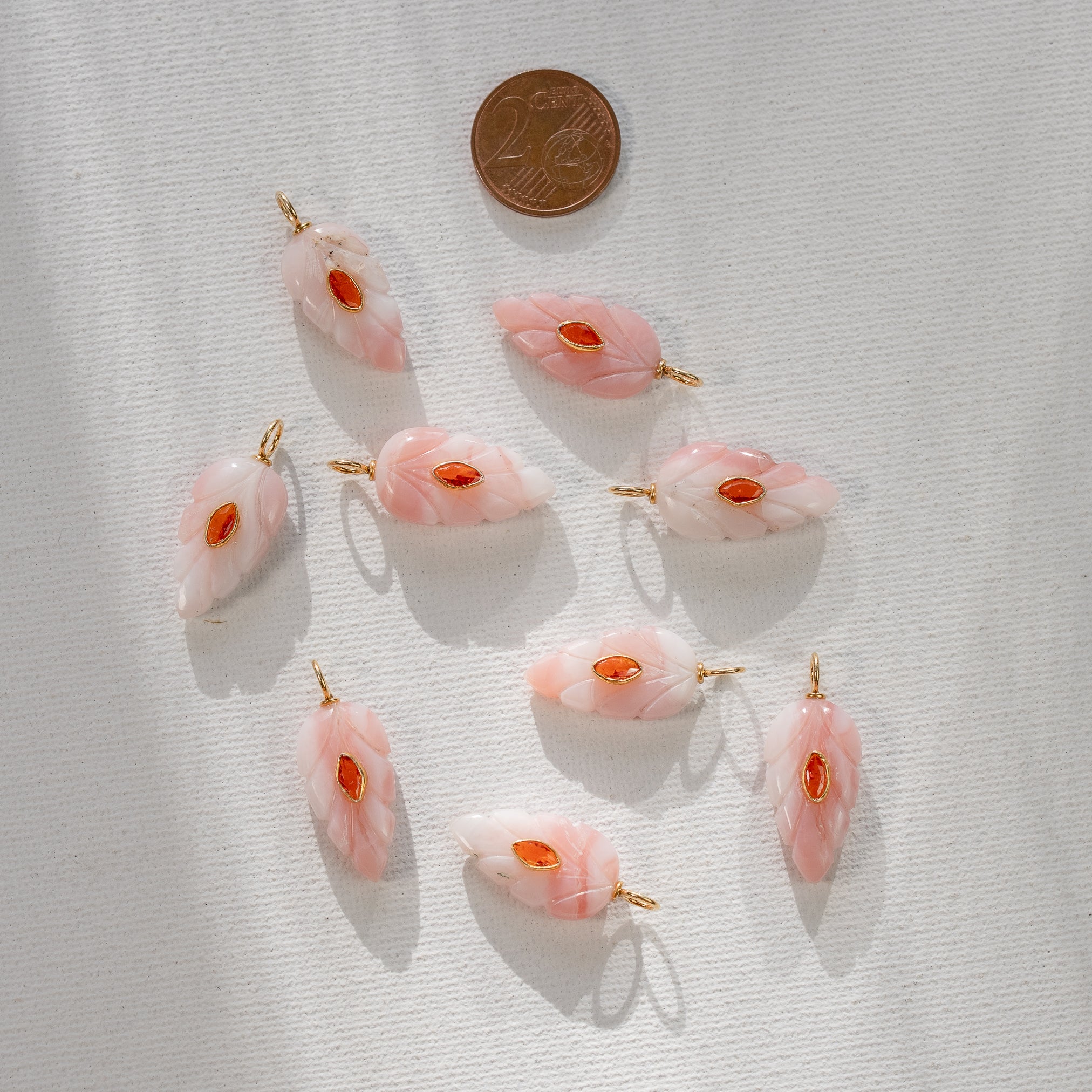 Les feuilles " Nidhih " en Opale rose, zirconium et argent 925 plaqué or de 28 mm ( à l&