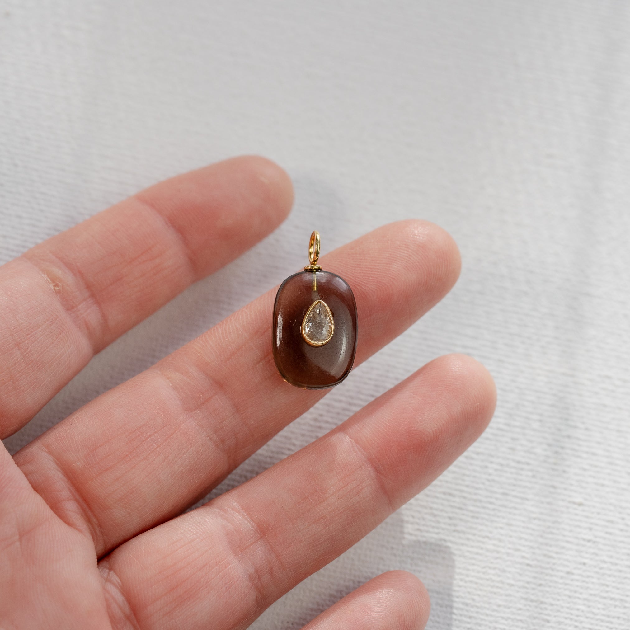 Les charms rectangles " Nidhih " en Quartz fumé, zirconium et argent 925 plaqué or de 24 mm ( à l&