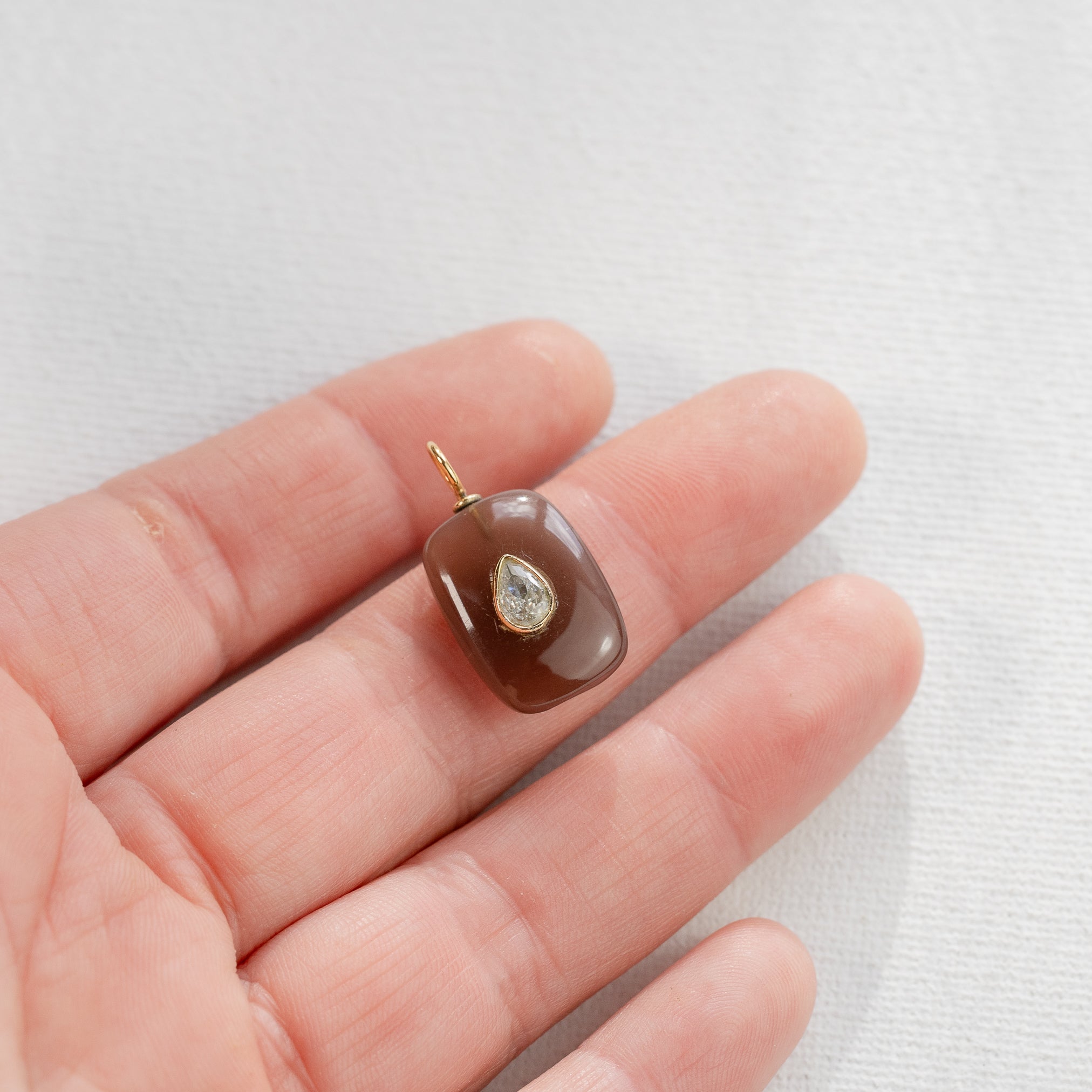 Les charms rectangles " Nidhih " en Pierre de lune chocolat, zirconium et argent 925 plaqué or de 24 mm ( à l&