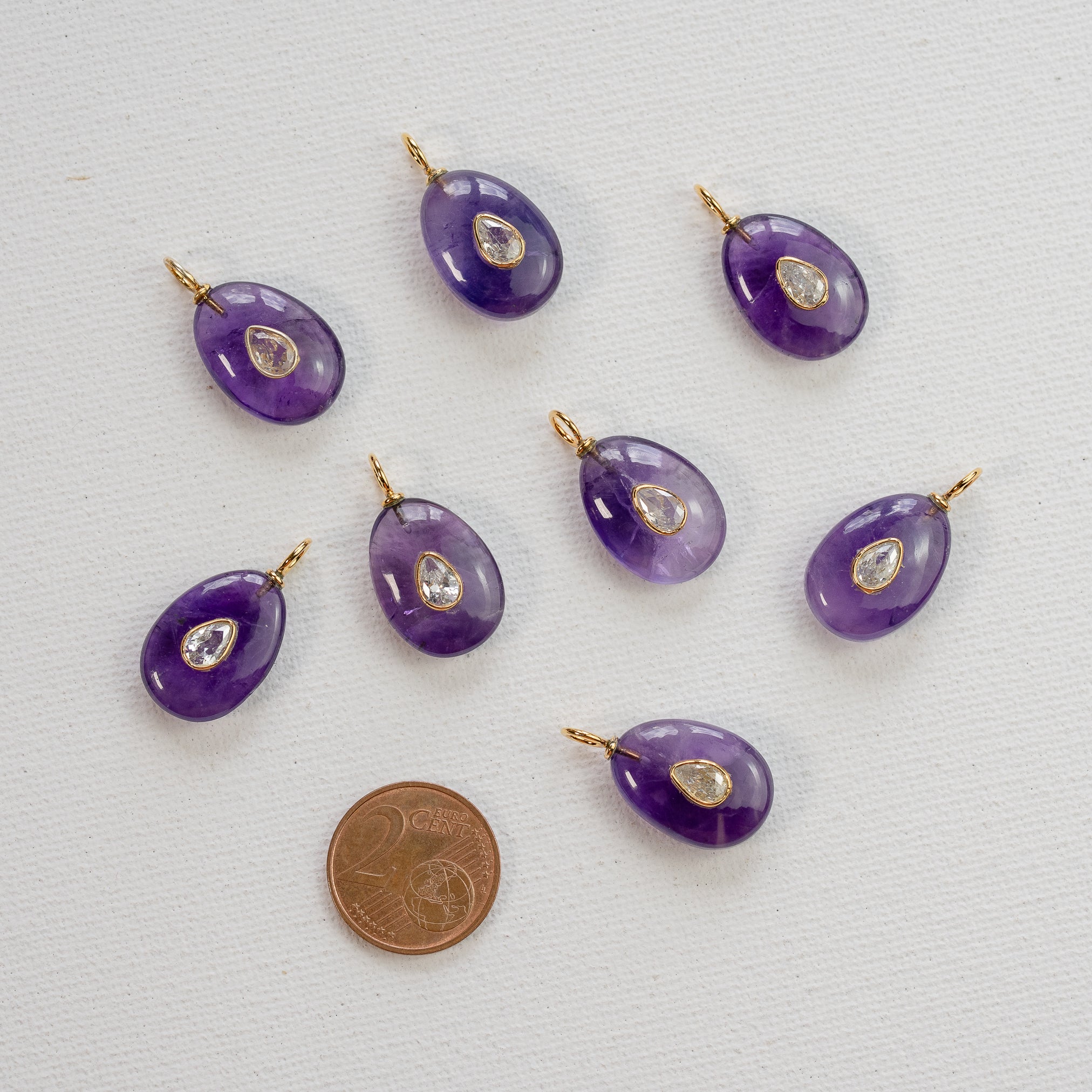 Les charms gouttes " Nidhih " en Améthyste, zirconium et argent 925 plaqué or de 24 mm ( à l&