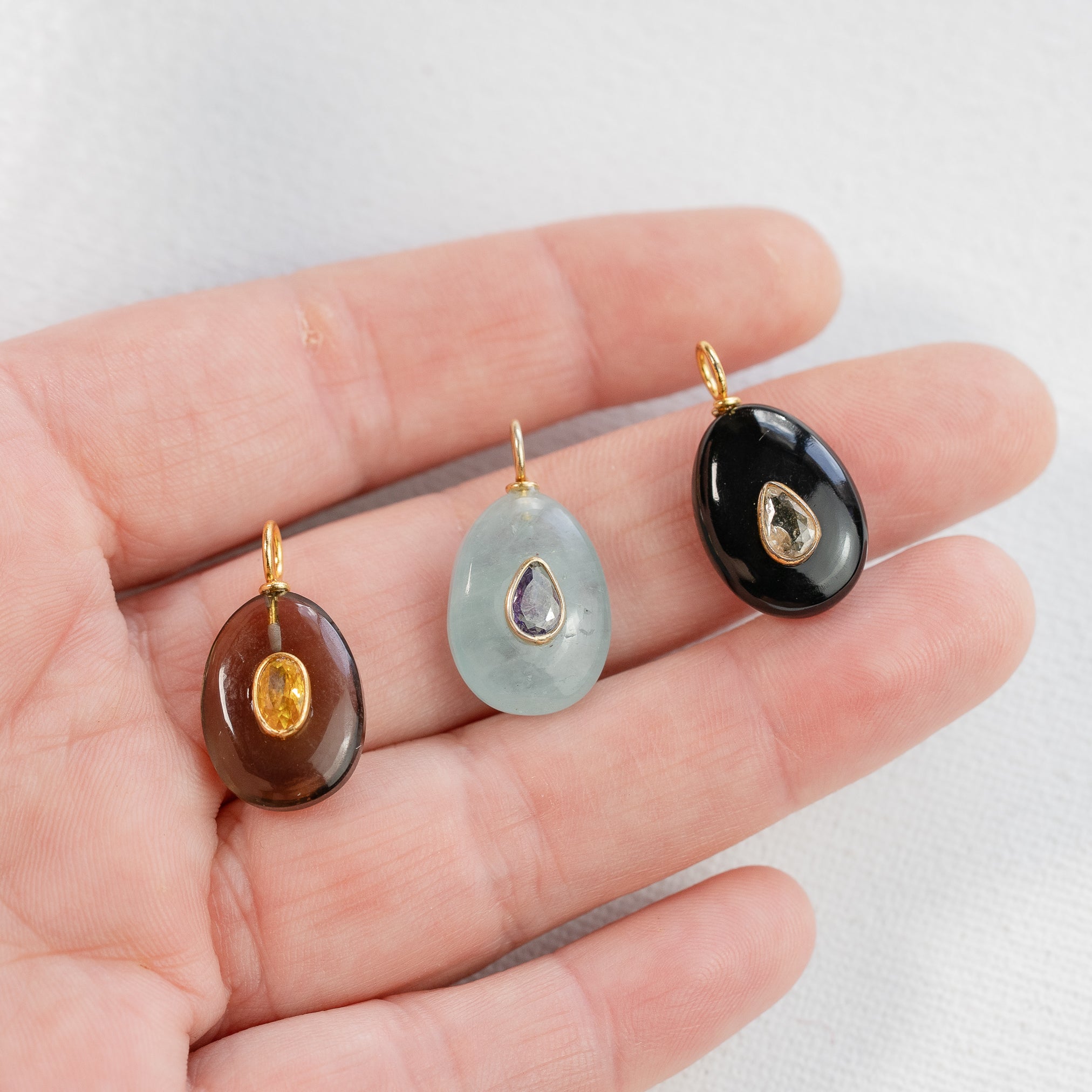 Les charms gouttes " Nidhih " en Onyx, zirconium et argent 925 plaqué or de 24 mm ( à l&