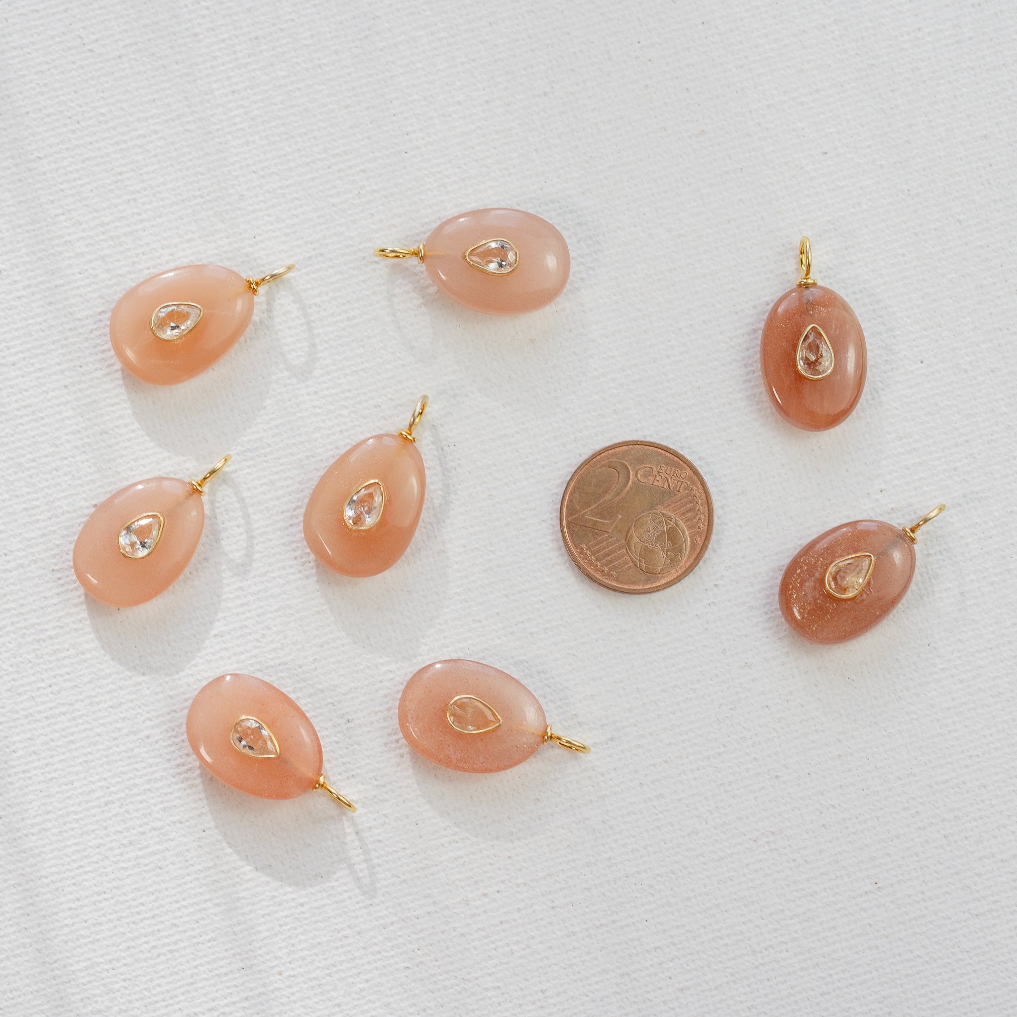 Les charms gouttes " Nidhih " en Pierre de lune rose, zirconium et argent 925 plaqué or de 24 mm ( à l&