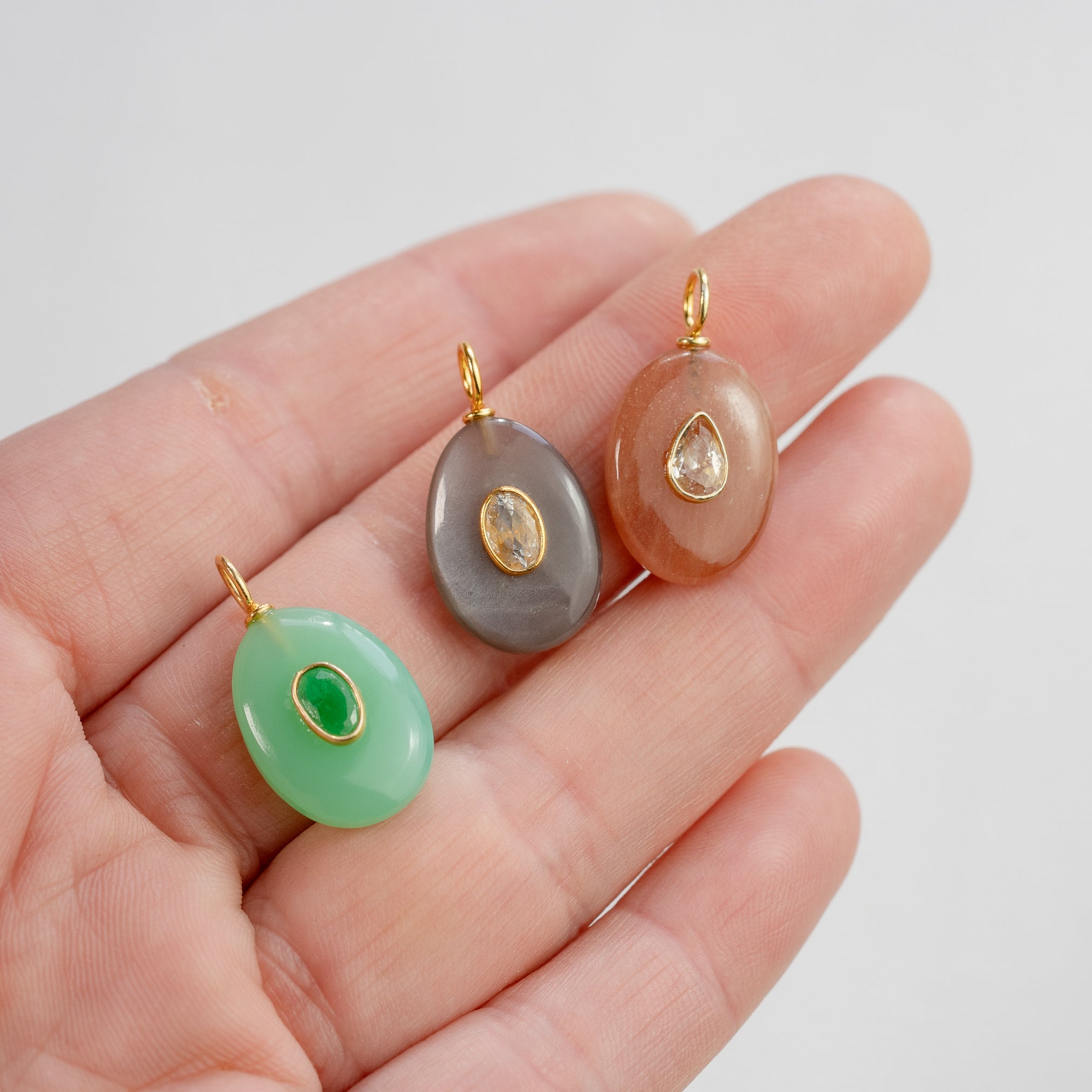 Les charms gouttes " Nidhih " en Chrysoprase, zirconium et argent 925 plaqué or de 24 mm ( à l&