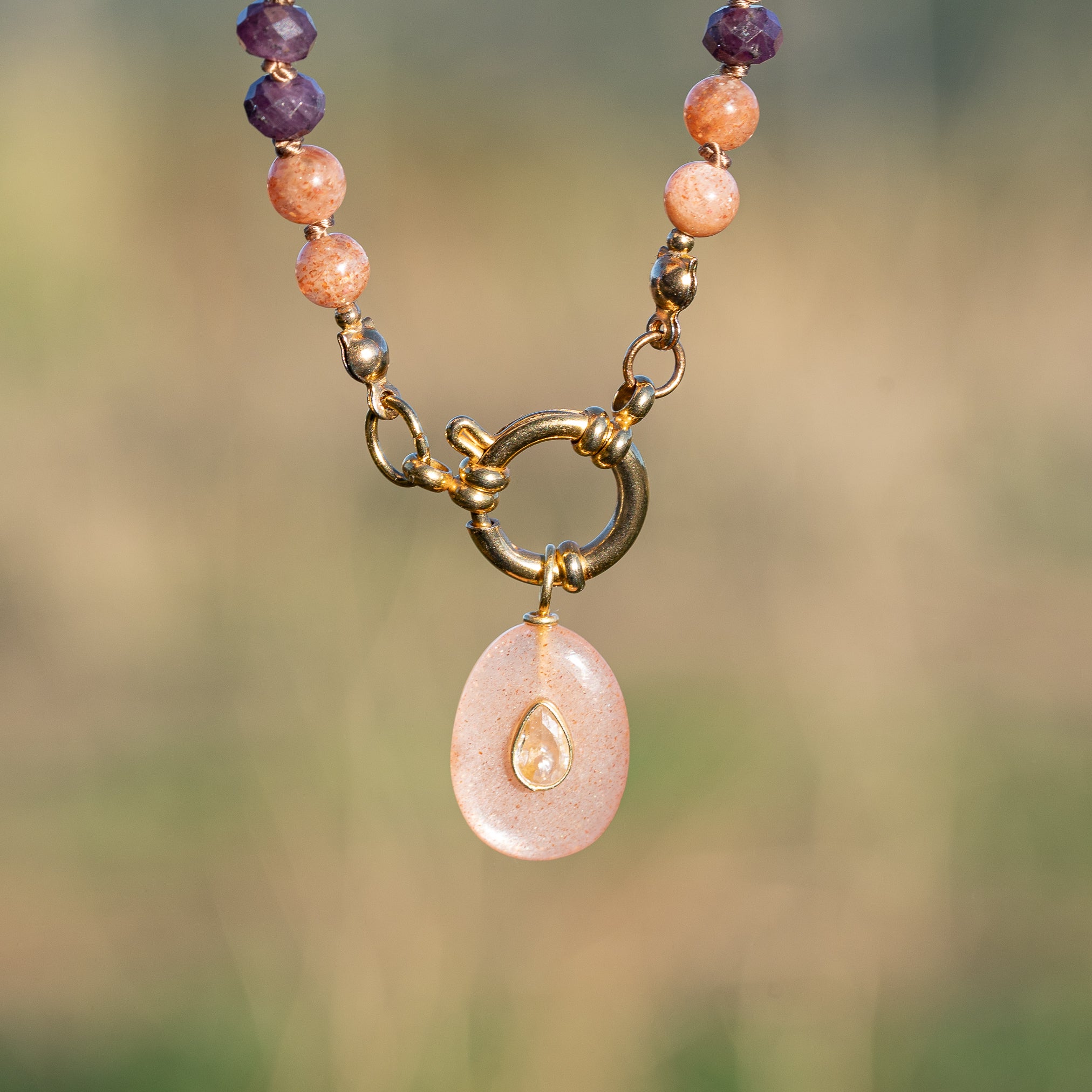 Les charms gouttes " Nidhih " en Pierre de lune rose, zirconium et argent 925 plaqué or de 24 mm ( à l&