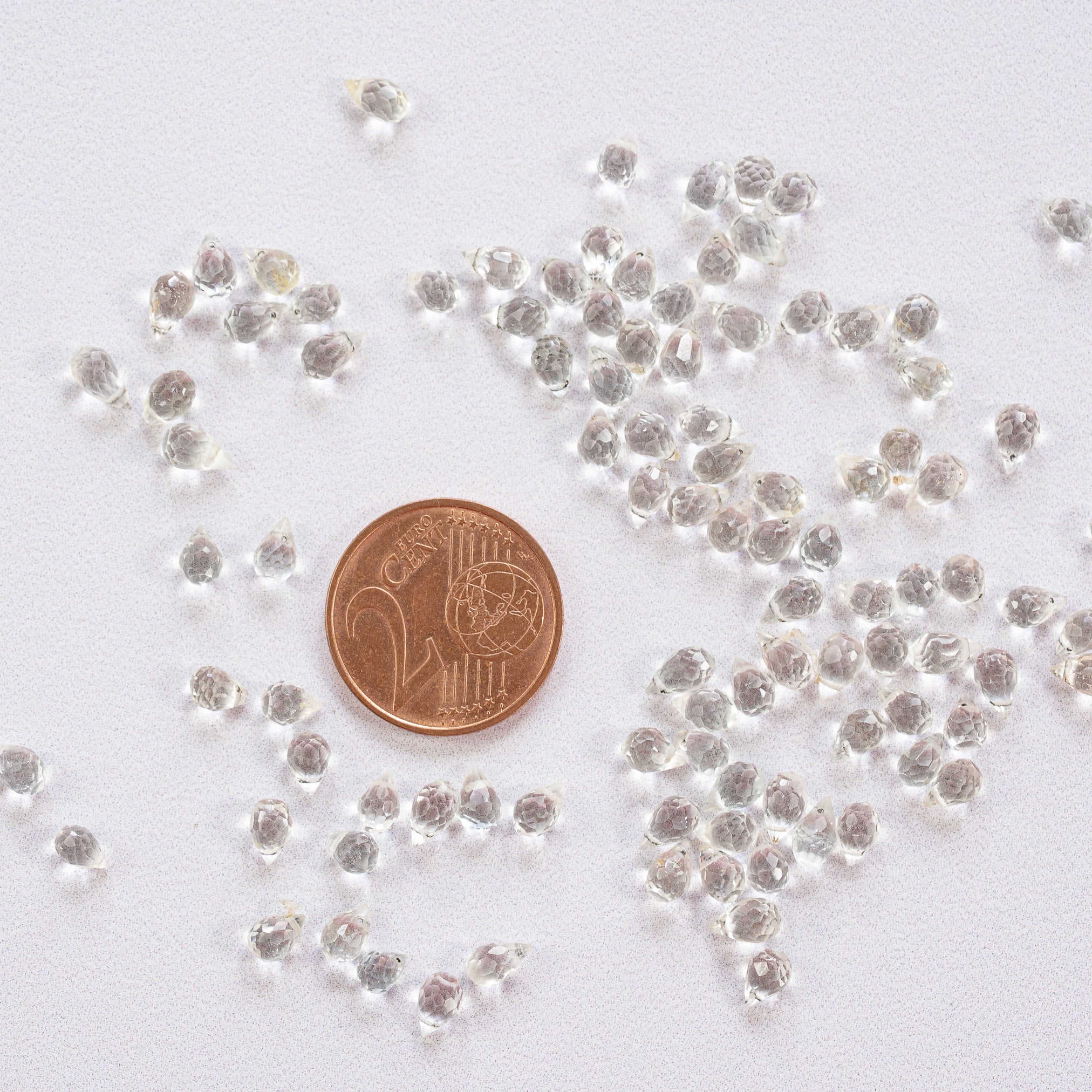 Petites gouttes facettes de Cristal de roche de env 6 mm ( lot de 4 )