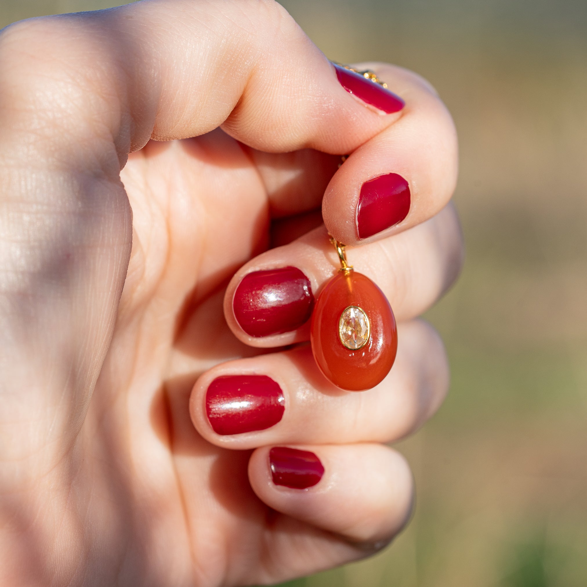 Les charms gouttes " Nidhih " en Cornaline, zirconium et argent 925 plaqué or de 24 mm ( à l&