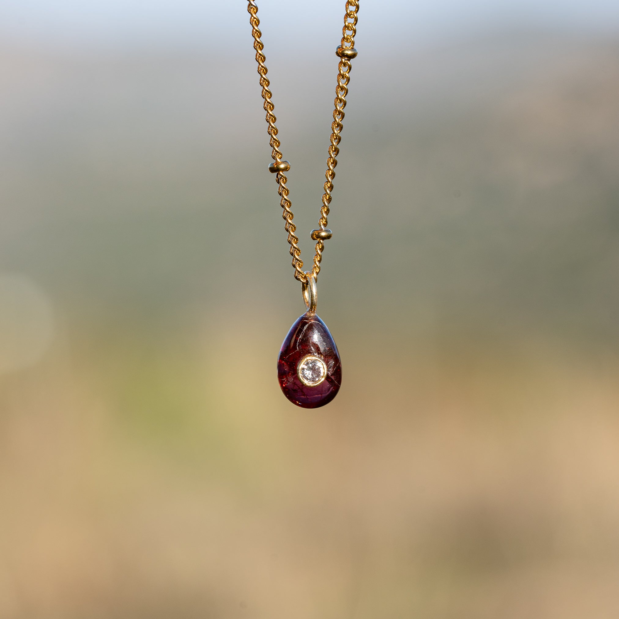 Les charms gouttes " Nidhih " en Grenat, zirconium et argent 925 plaqué or de 17 mm ( à l&