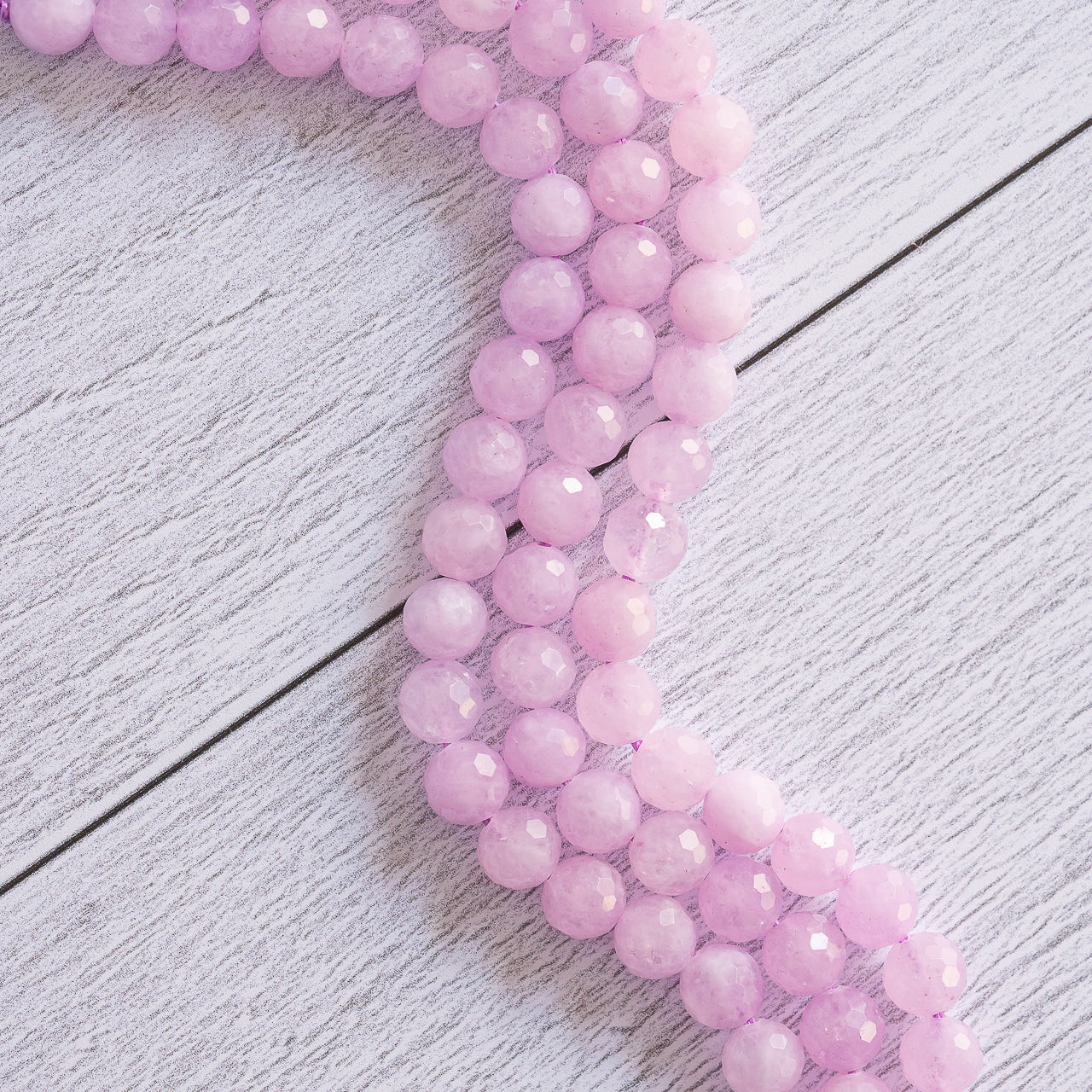 Perles rondes facettes en Améthyste lilas de 8 mm ( 1/2 rang de env 24 perles )