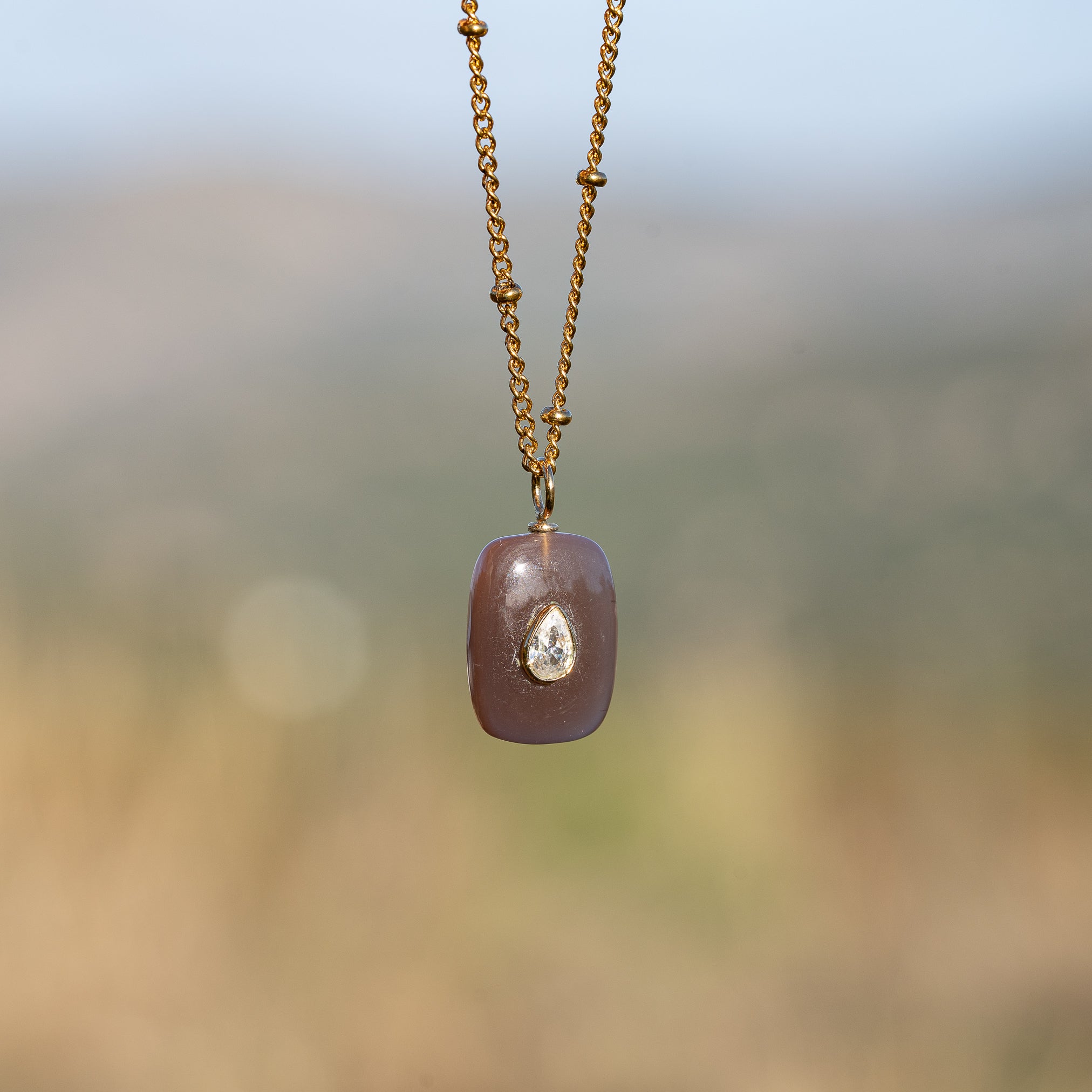 Les charms rectangles " Nidhih " en Pierre de lune chocolat, zirconium et argent 925 plaqué or de 24 mm ( à l&