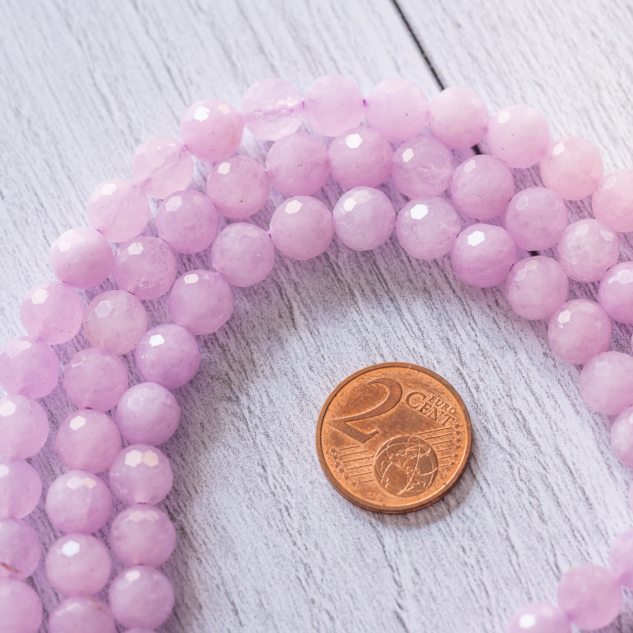 Perles rondes facettes en Améthyste lilas de 8 mm ( 1/2 rang de env 24 perles )