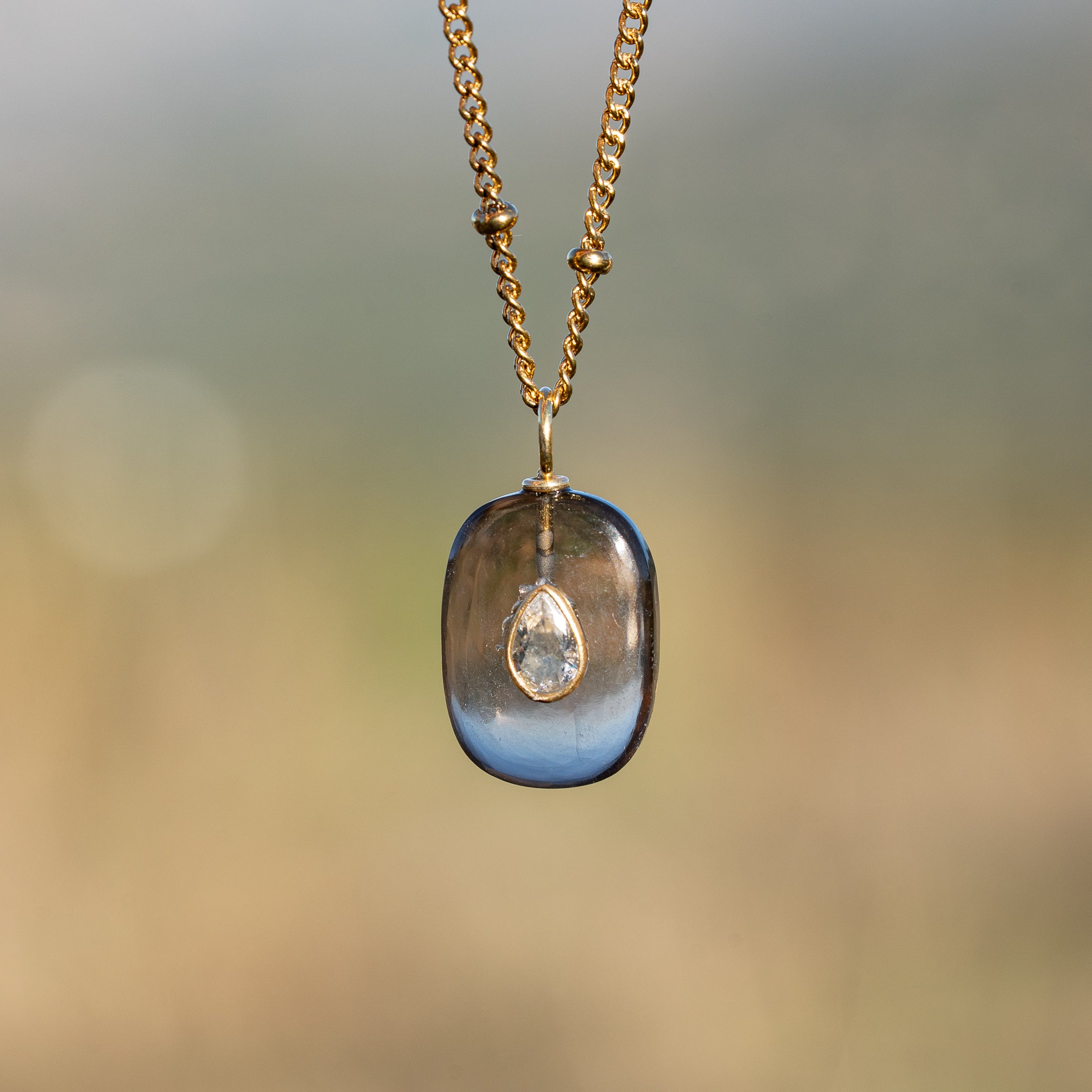 Les charms rectangles " Nidhih " en Quartz fumé, zirconium et argent 925 plaqué or de 24 mm ( à l&