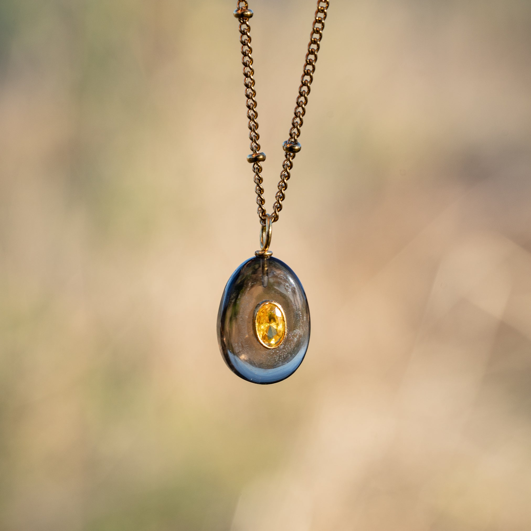 Les charms gouttes " Nidhih " en Quartz fumé, zirconium et argent 925 plaqué or de 24 mm ( à l&