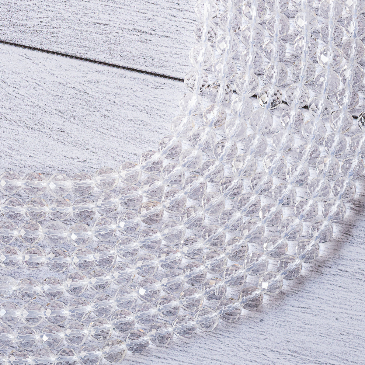 Perles rondes facettes de cristal de roche de 6 mm ( rang de env 63 perles )