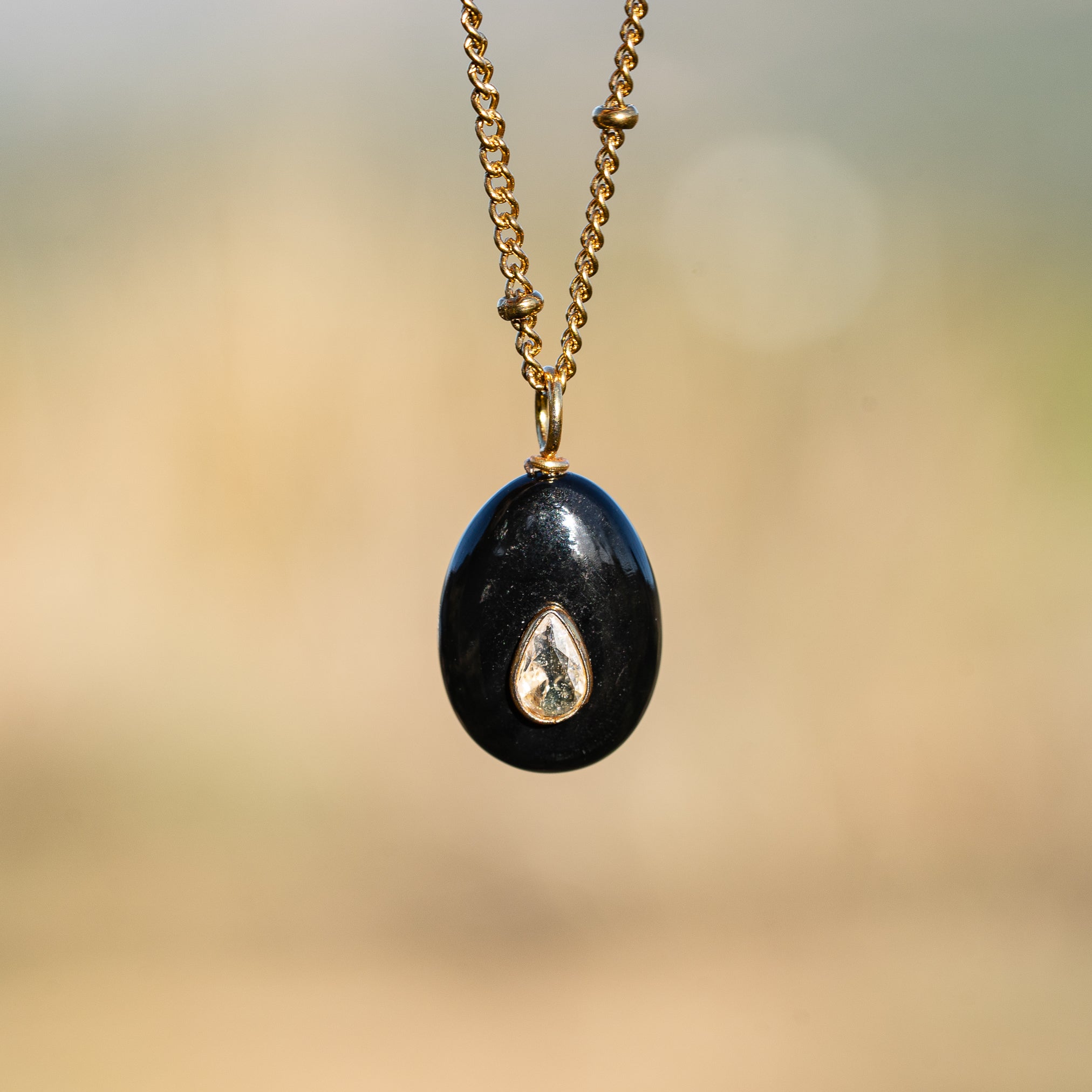 Les charms gouttes " Nidhih " en Onyx, zirconium et argent 925 plaqué or de 24 mm ( à l&