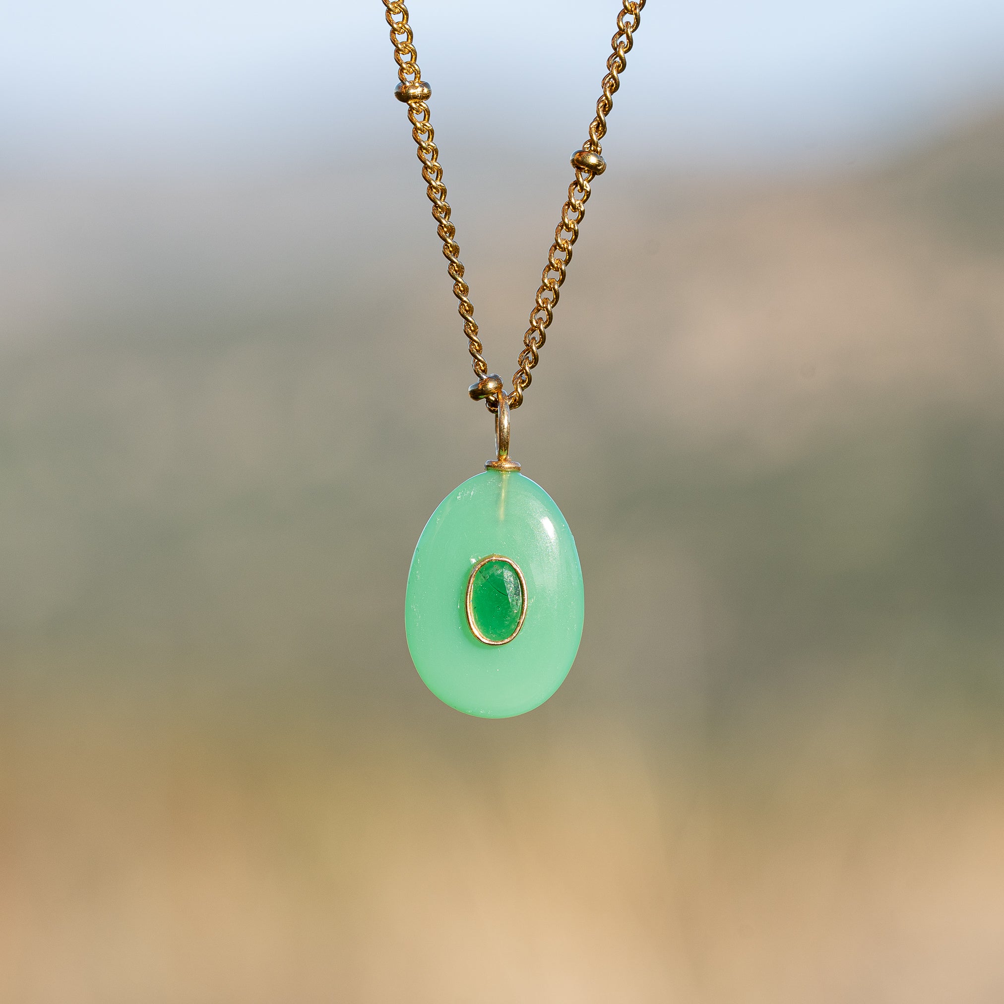 Les charms gouttes " Nidhih " en Chrysoprase, zirconium et argent 925 plaqué or de 24 mm ( à l&