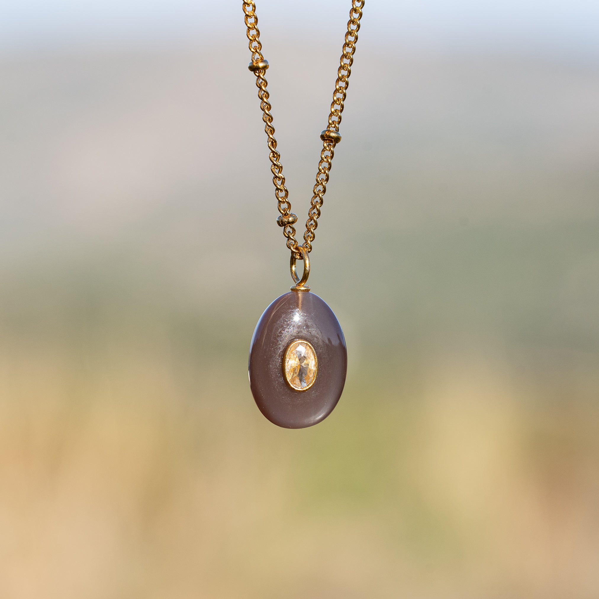 Les charms gouttes " Nidhih " en Pierre de lune chocolat, zirconium et argent 925 plaqué or de 24 mm ( à l&