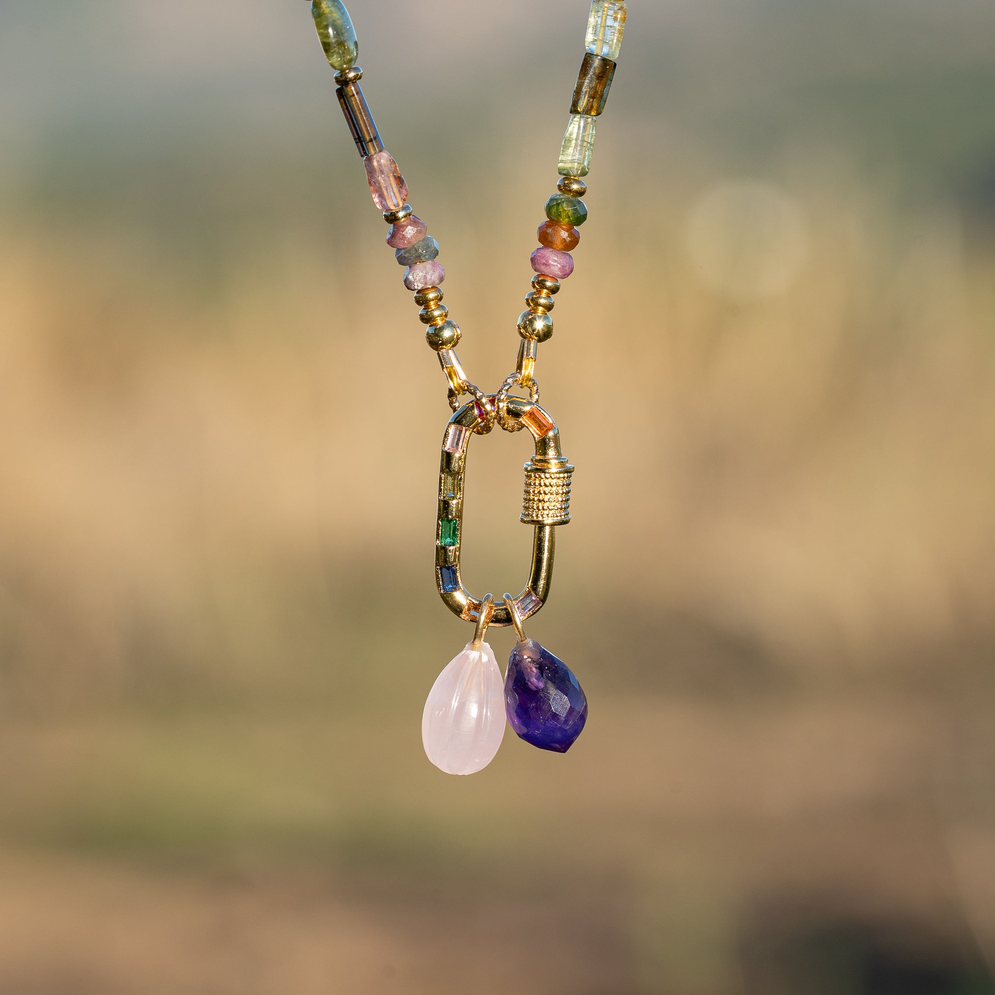 Les petits charms gouttes facettes " Nidhih " en Améthyste et argent 925 plaqué or de 16 mm ( à l&