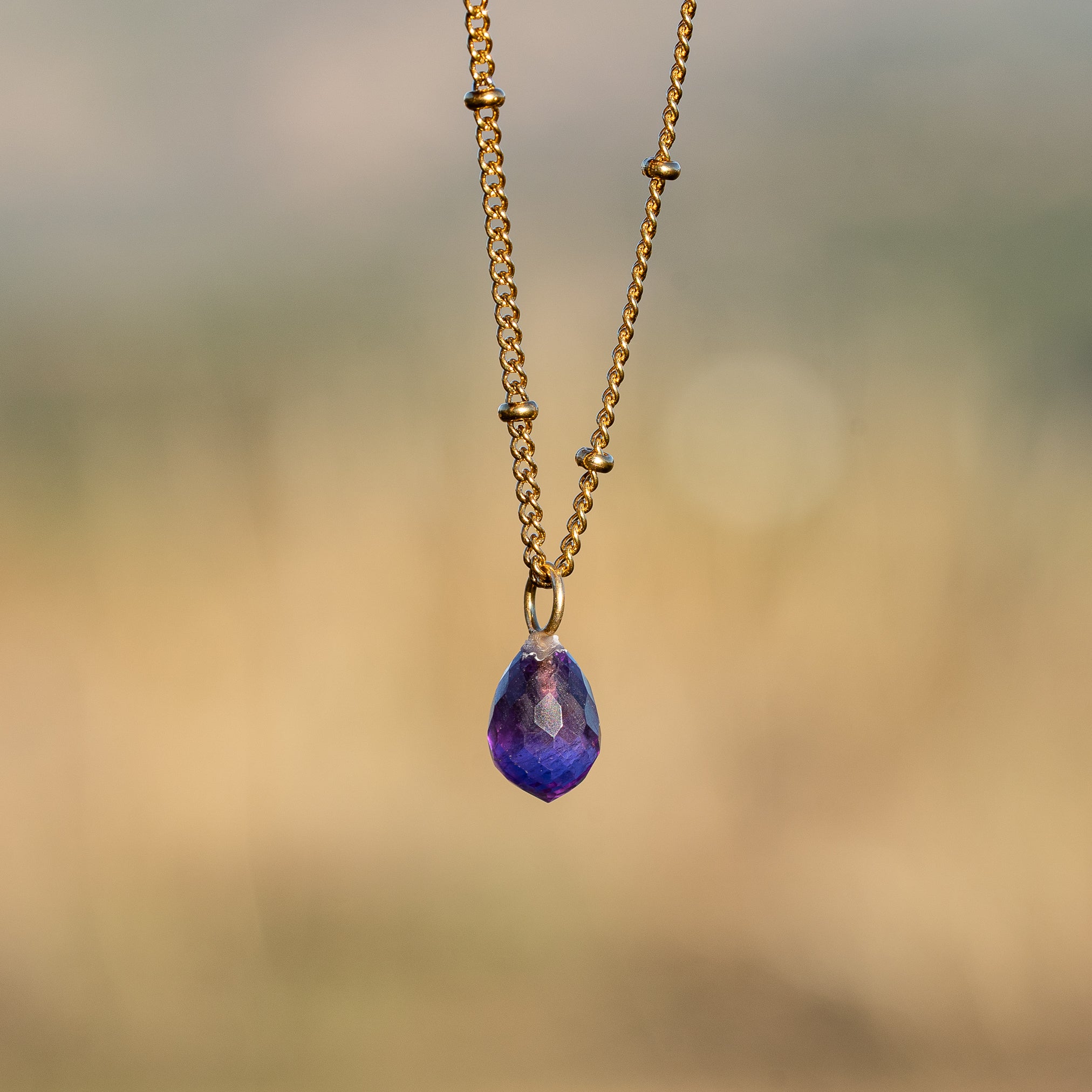 Les petits charms gouttes facettes " Nidhih " en Améthyste et argent 925 plaqué or de 16 mm ( à l&