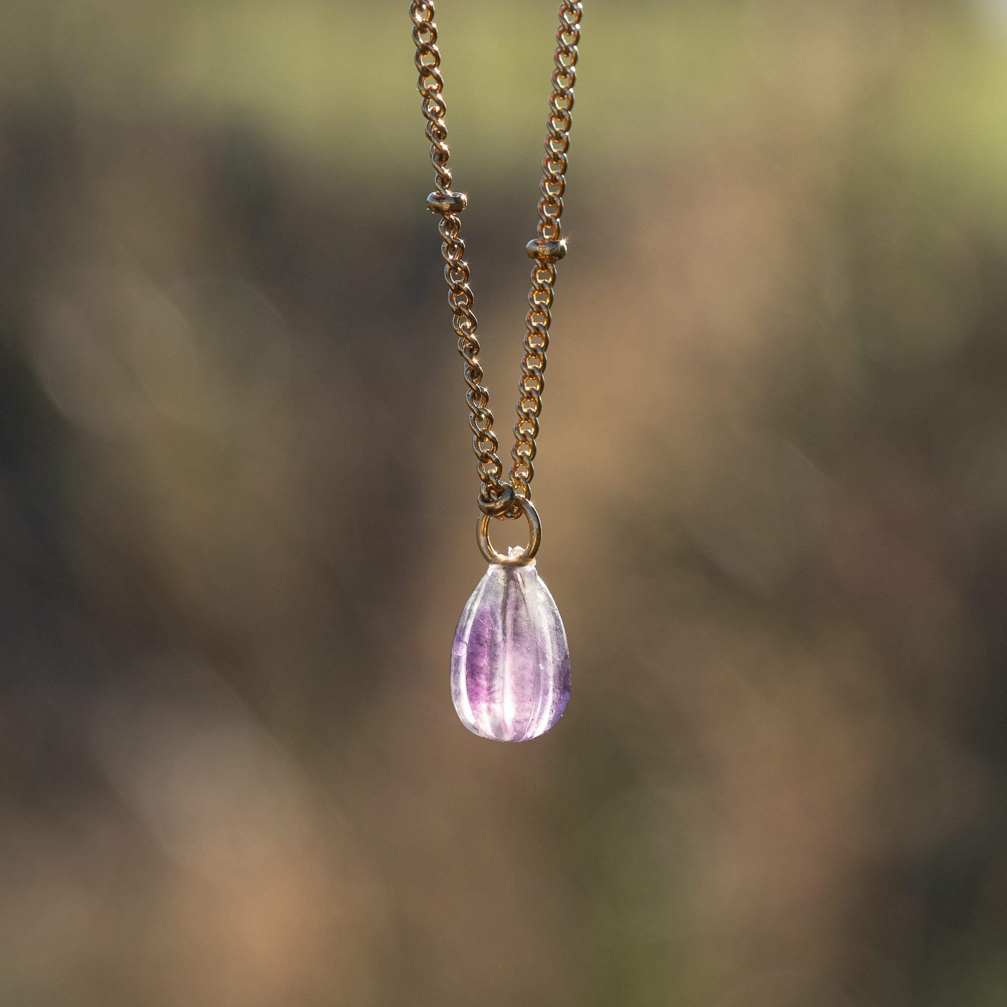 Les petits charms gouttes melon " Nidhih " en Fluorite et argent 925 plaqué or de 17 mm ( à l&