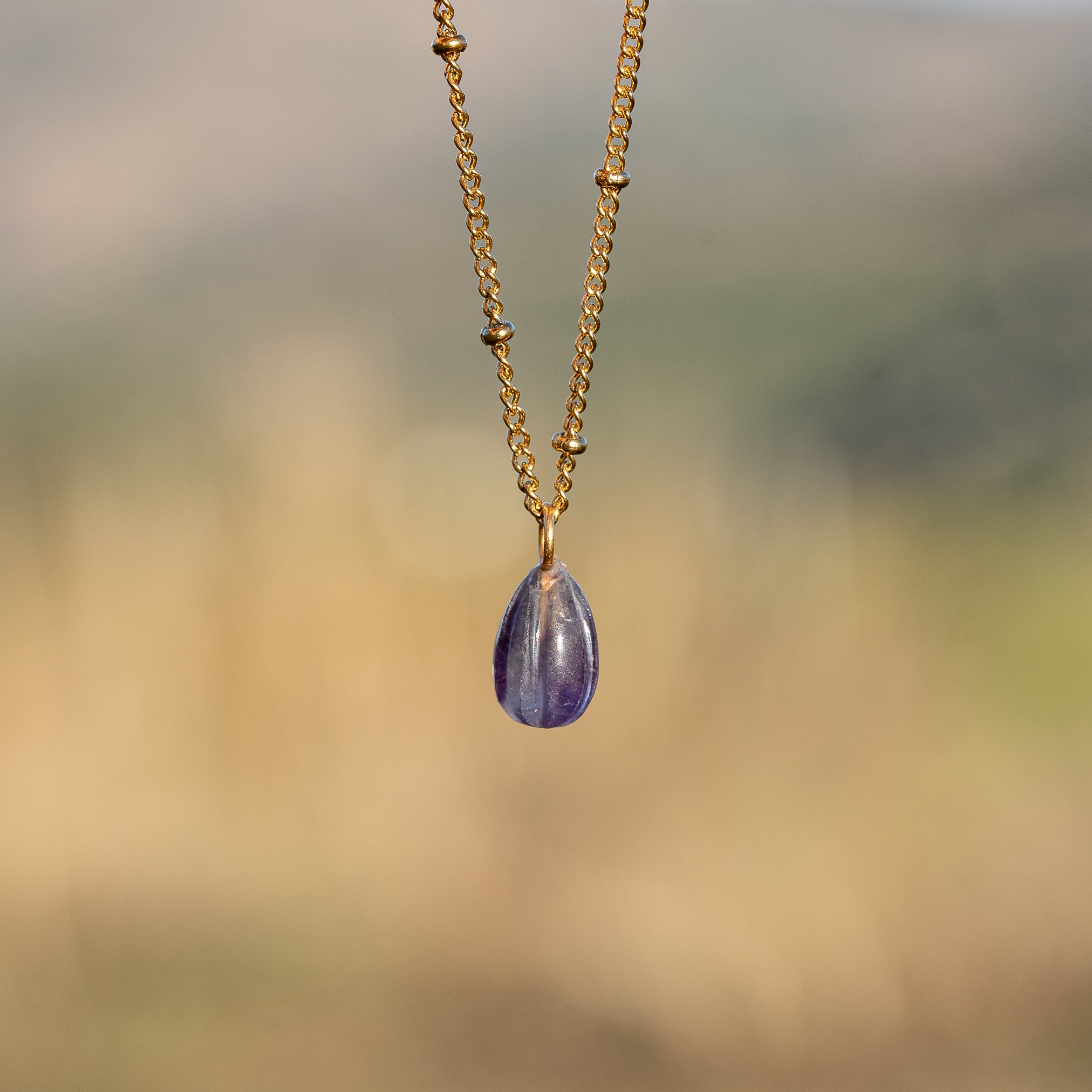 Les petits charms gouttes melon " Nidhih " en Fluorite et argent 925 plaqué or de 17 mm ( à l&