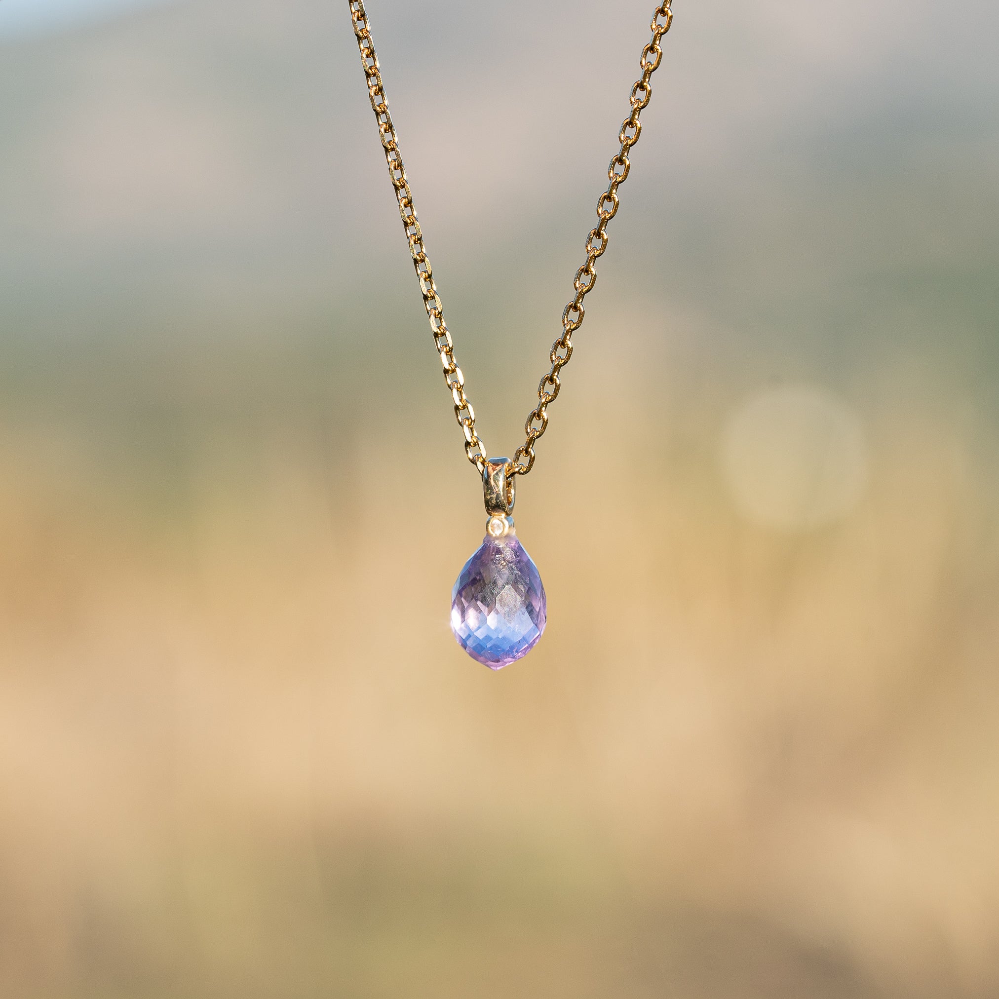 Les petits charms gouttes facettes " Nidhih " en Améthyste lilas, laiton plaqué or et zirconium de 18 mm ( à l&