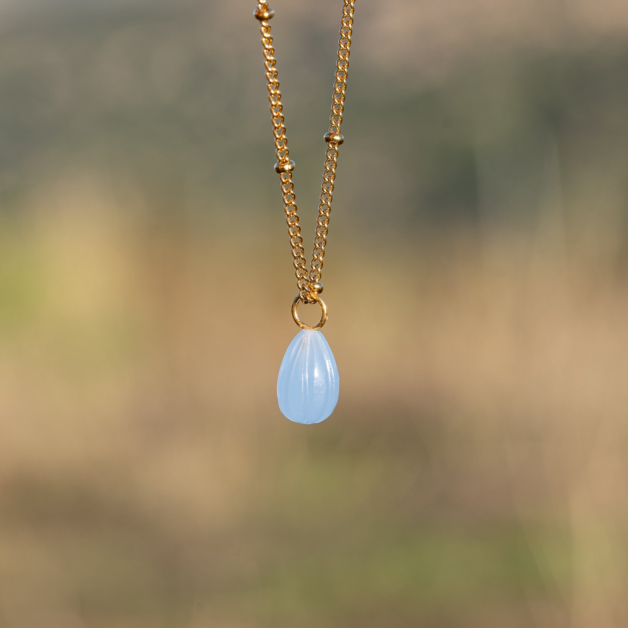 Les petits charms gouttes melon " Nidhih " en Calcédoine et argent 925 plaqué or de 17 mm ( à l&