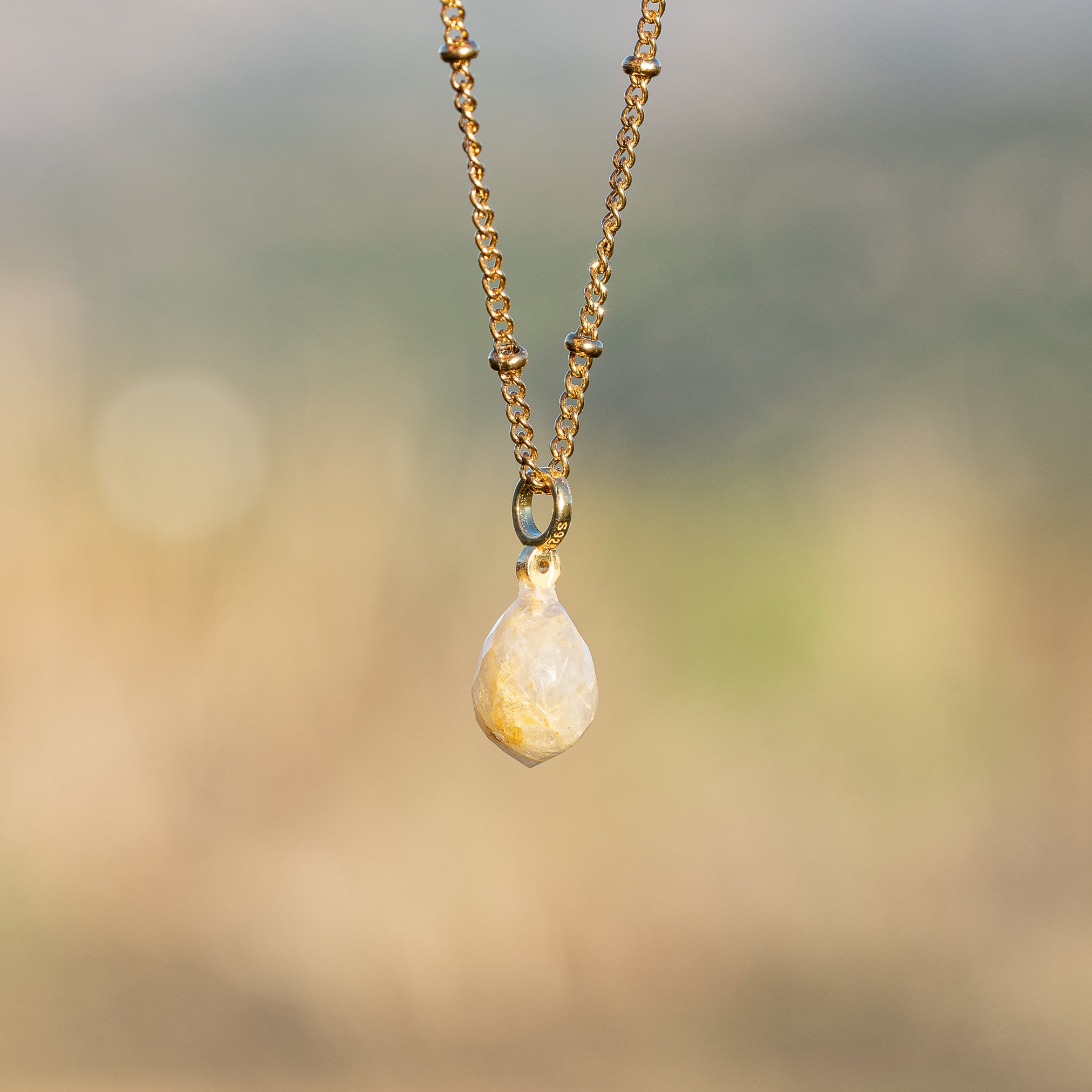 Les petits charms gouttes facettes " Nidhih " en Quartz Rutile et argent 925 plaqué or de 20 mm ( à l&