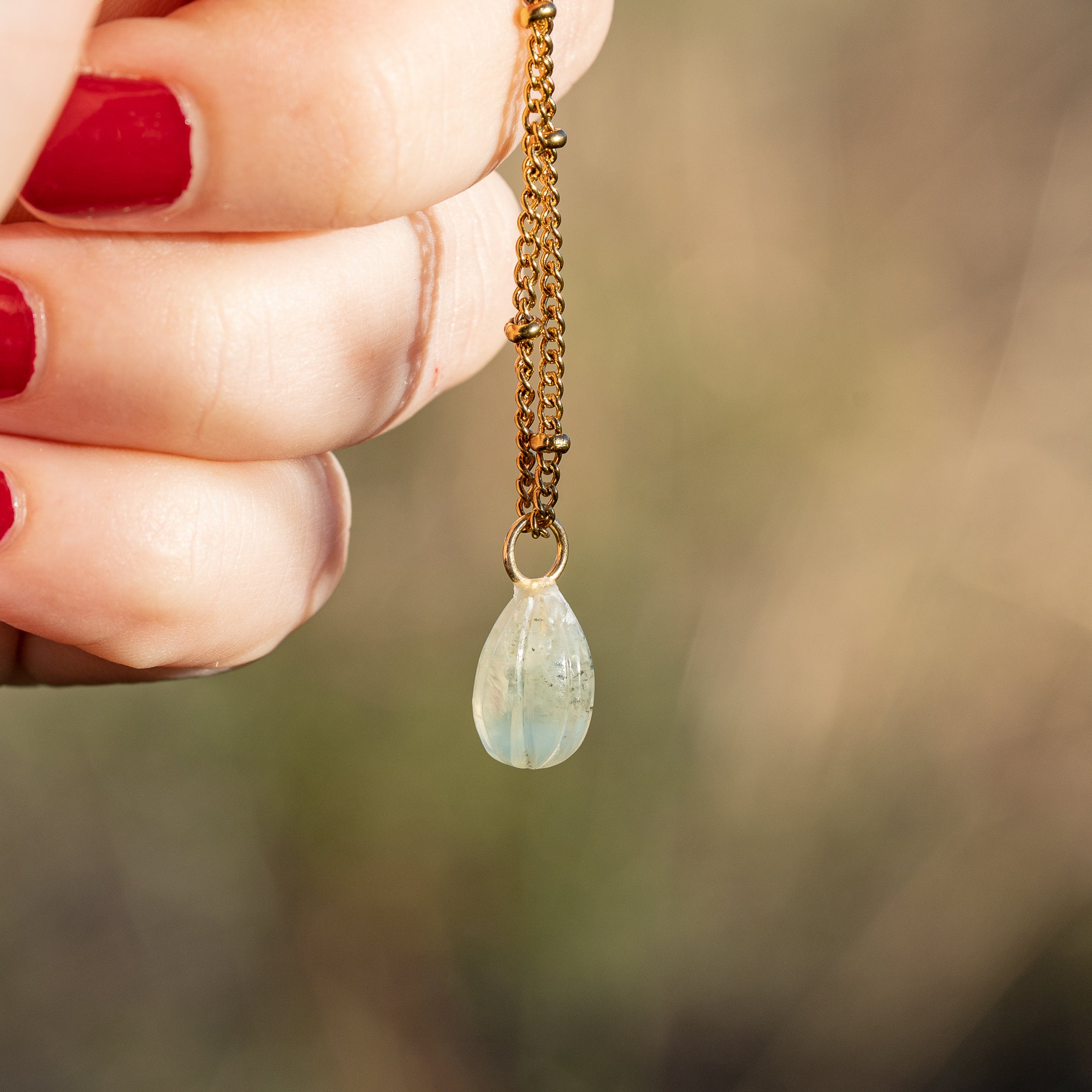 Les petits charms gouttes melon " Nidhih " en Préhnite et argent 925 plaqué or de 17 mm ( à l&