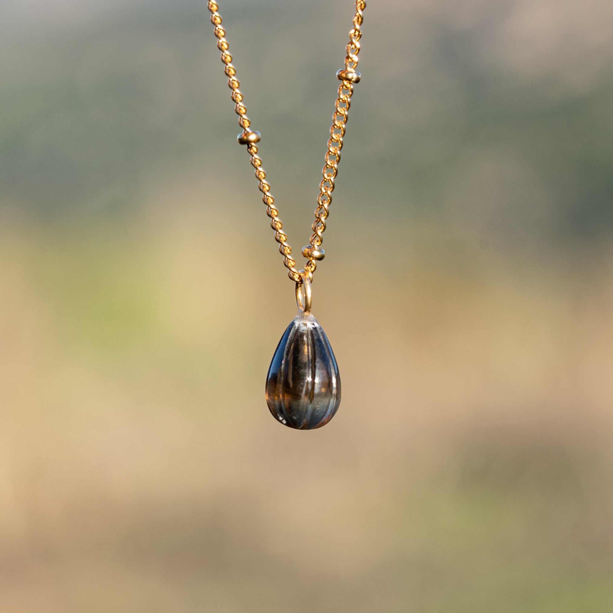 Les petits charms gouttes melon " Nidhih " en Quartz fumé et argent 925 plaqué or de 18 mm ( à l&