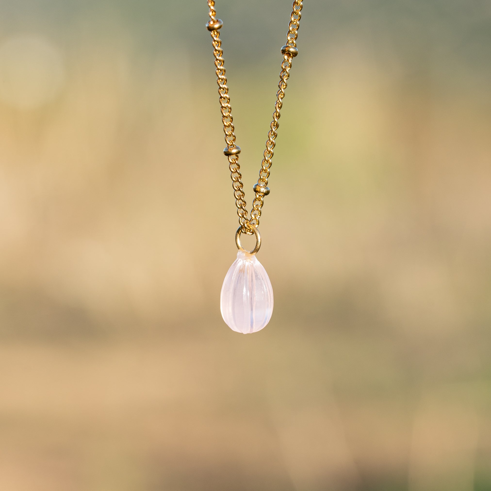 Les petits charms gouttes melon " Nidhih " en Quartz rose et argent 925 plaqué or de 17 mm ( à l&