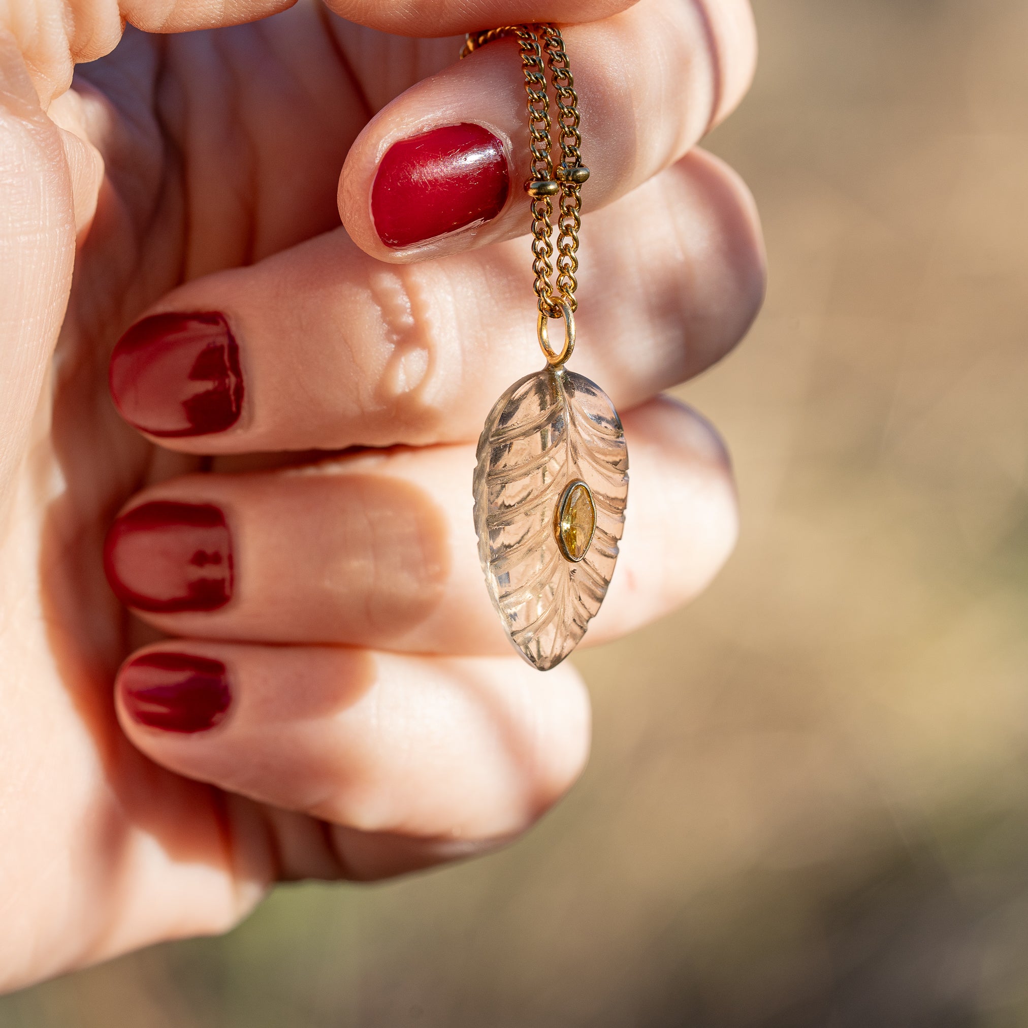 Les feuilles " Nidhih " en Quartz fumé, zirconium et argent 925 plaqué or de env 29 mm ( à l&