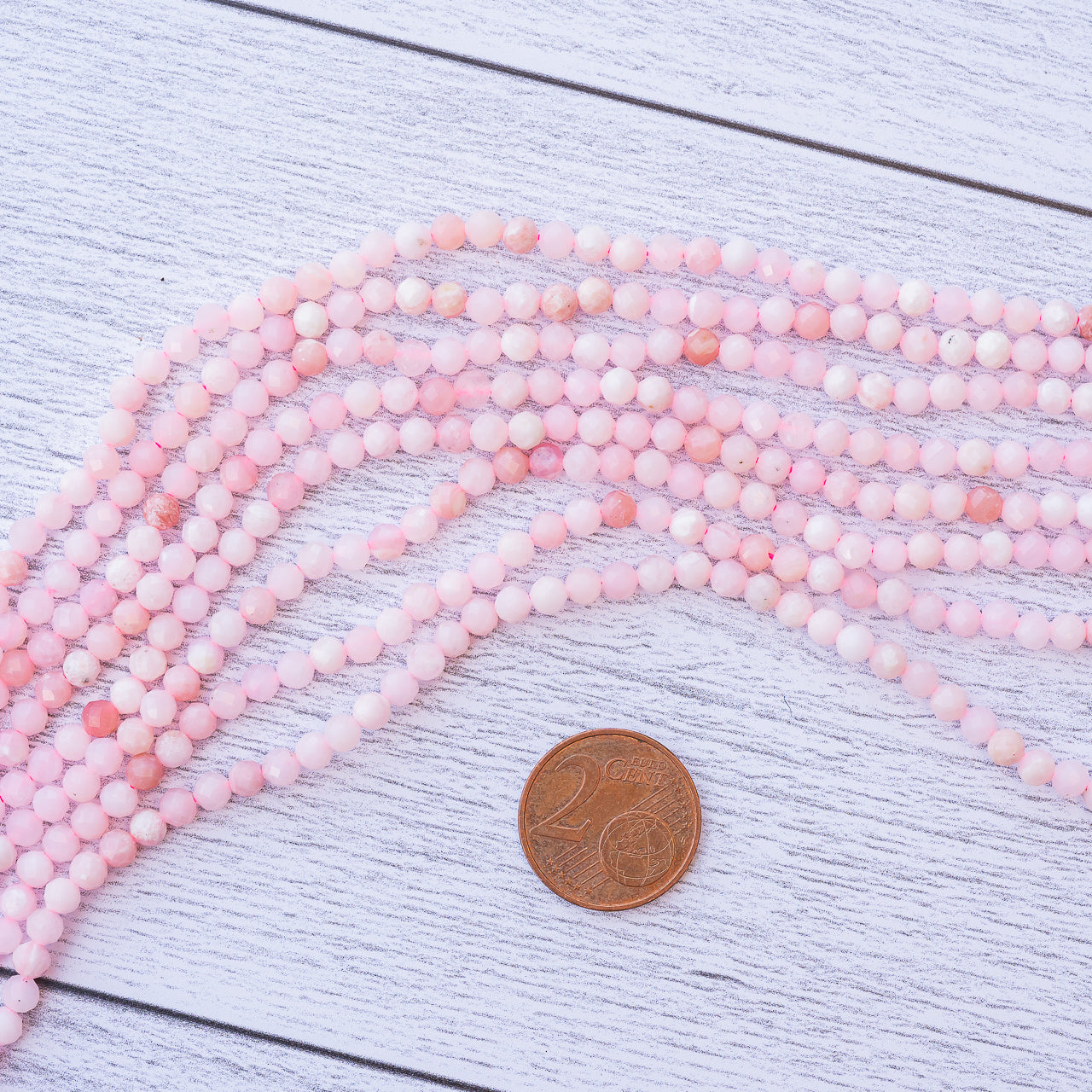 Perles rondes facettes en Opale rose de 3,5/4 mm ( 1/2 rang de env 47/52 perles )