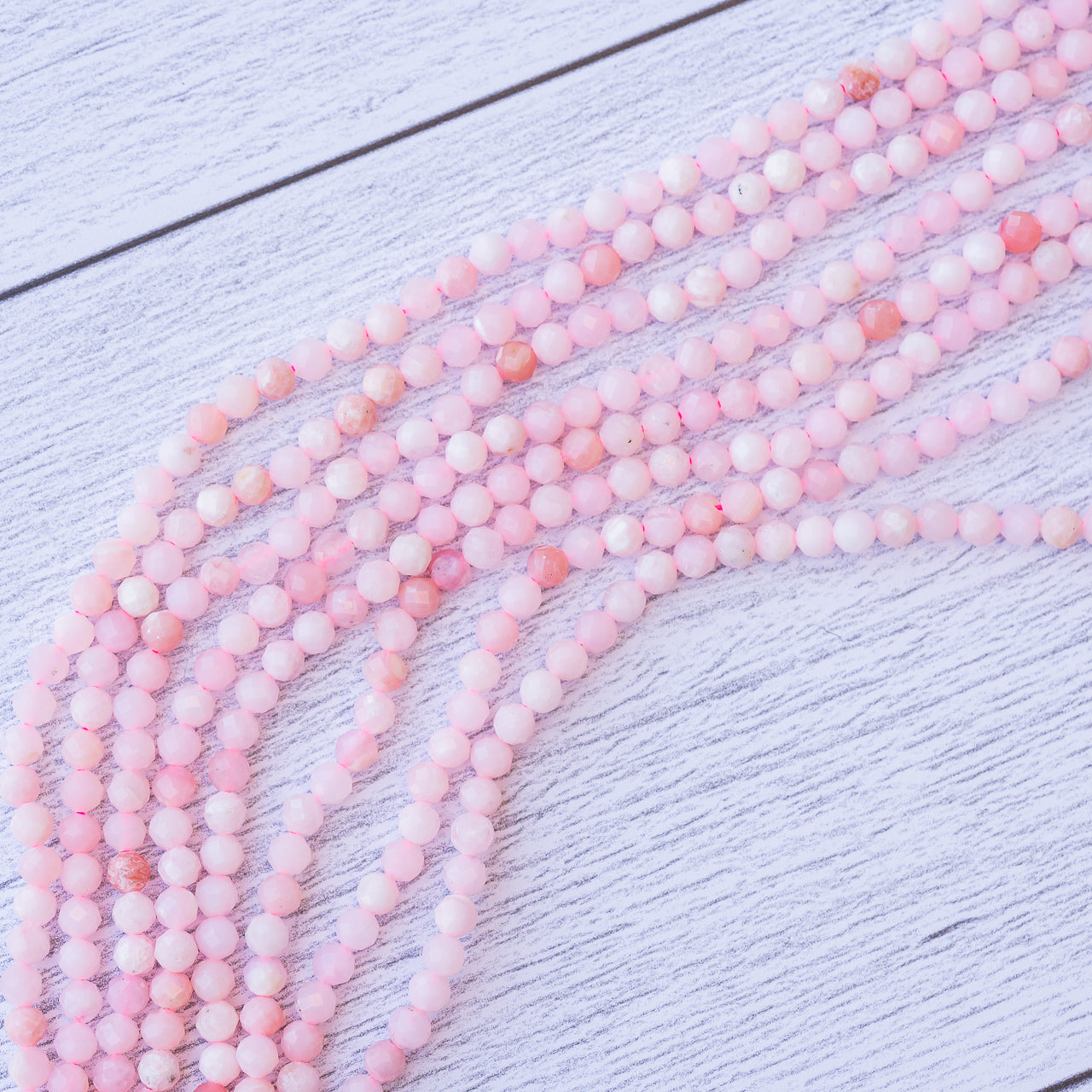 Perles rondes facettes en Opale rose de 3,5/4 mm ( 1/2 rang de env 47/52 perles )