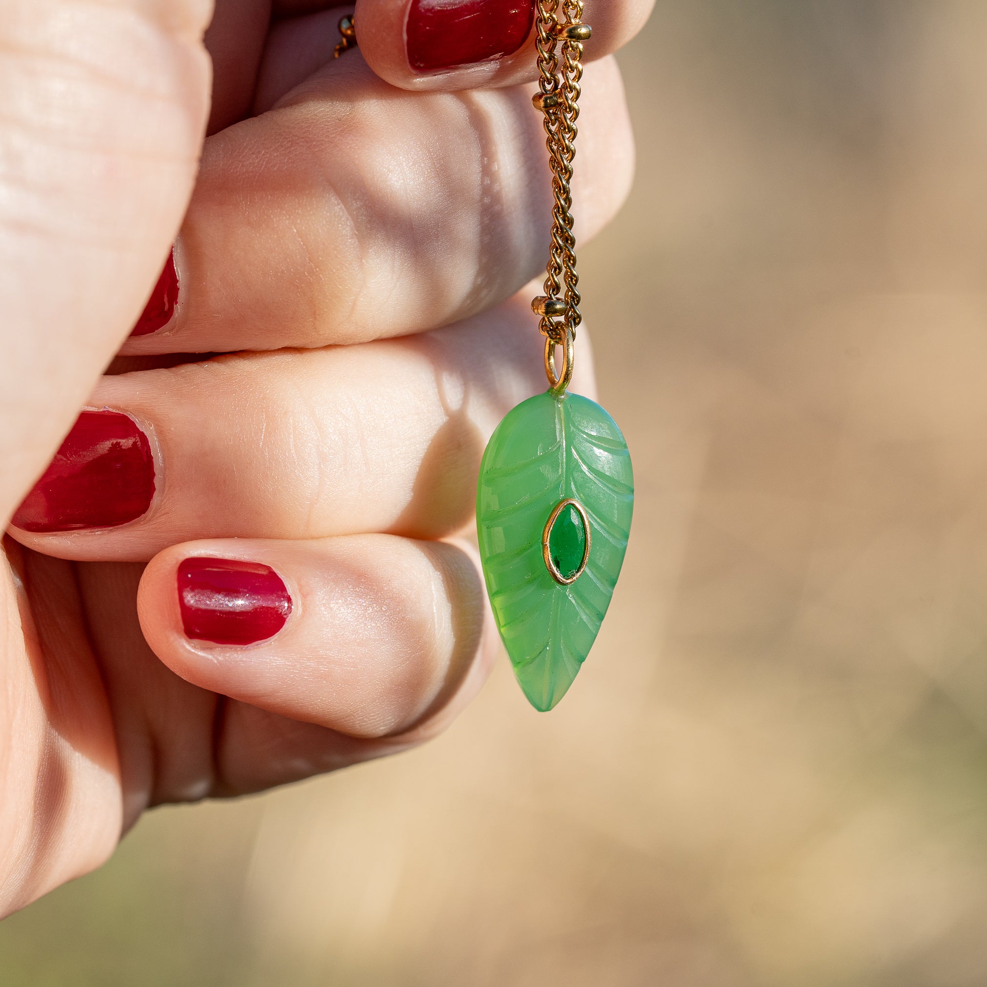 Les feuilles " Nidhih " en Chrysoprase, zirconium et argent 925 plaqué or de 29 mm ( à l&