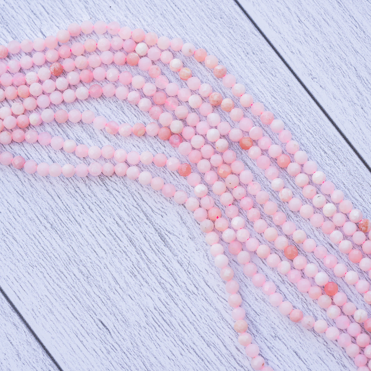 Perles rondes facettes en Opale rose de 3,5/4 mm ( 1/2 rang de env 47/52 perles )