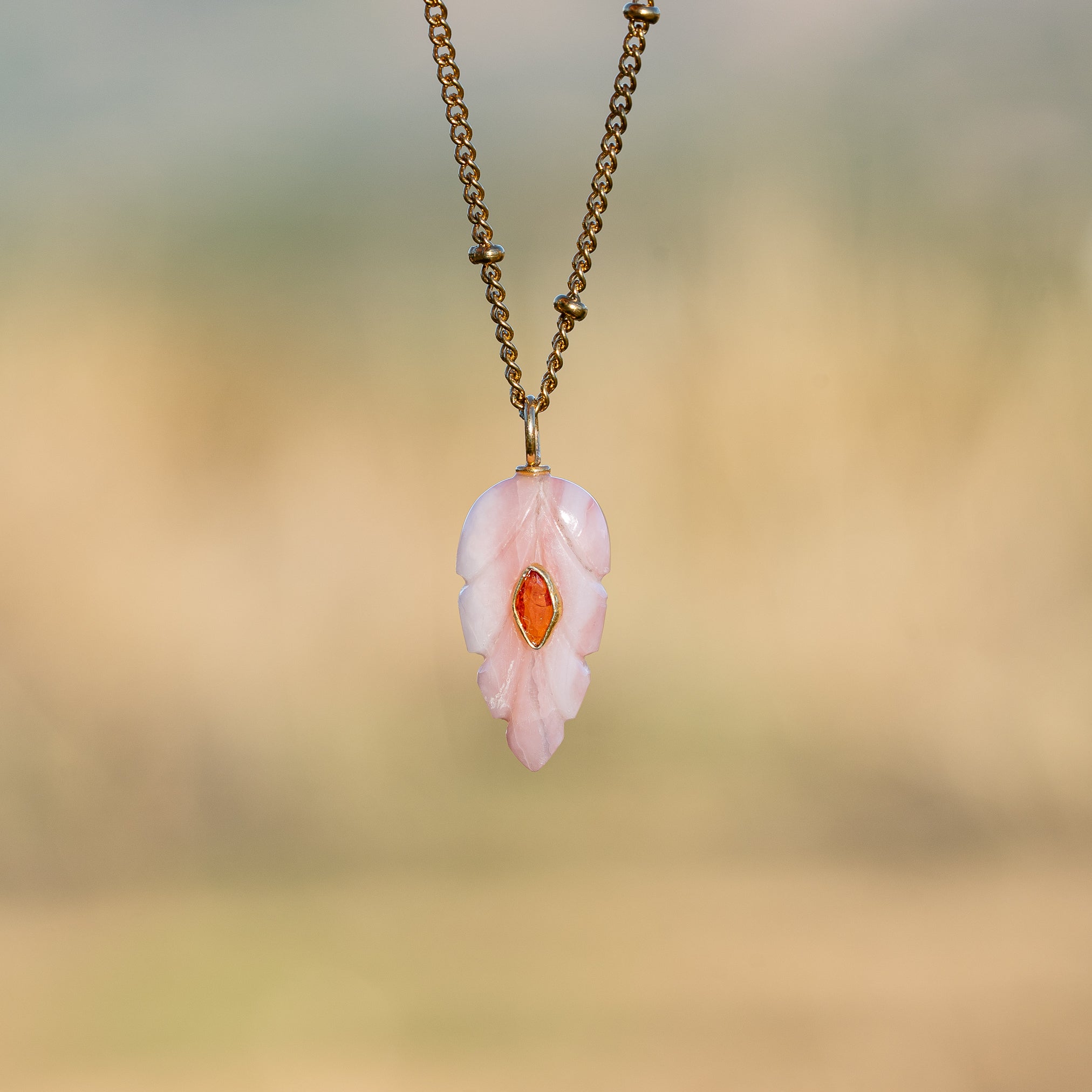 Les feuilles " Nidhih " en Opale rose, zirconium et argent 925 plaqué or de 28 mm ( à l&