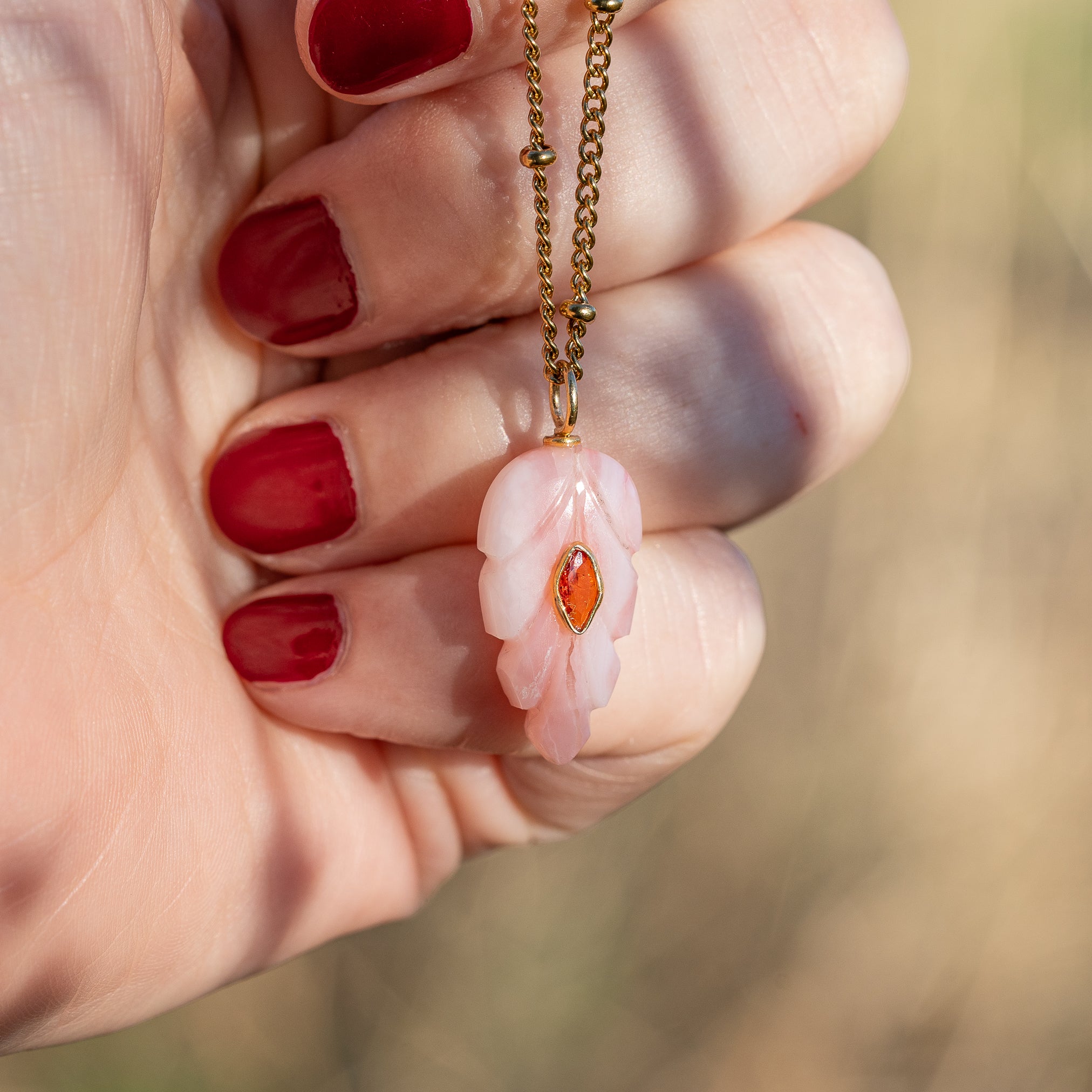 Les feuilles " Nidhih " en Opale rose, zirconium et argent 925 plaqué or de 28 mm ( à l&