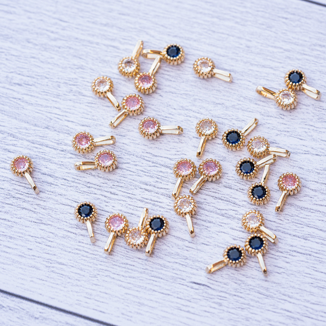 Jolies petites breloques en laiton plaqué or 14k et zirconium au choix ( à l&