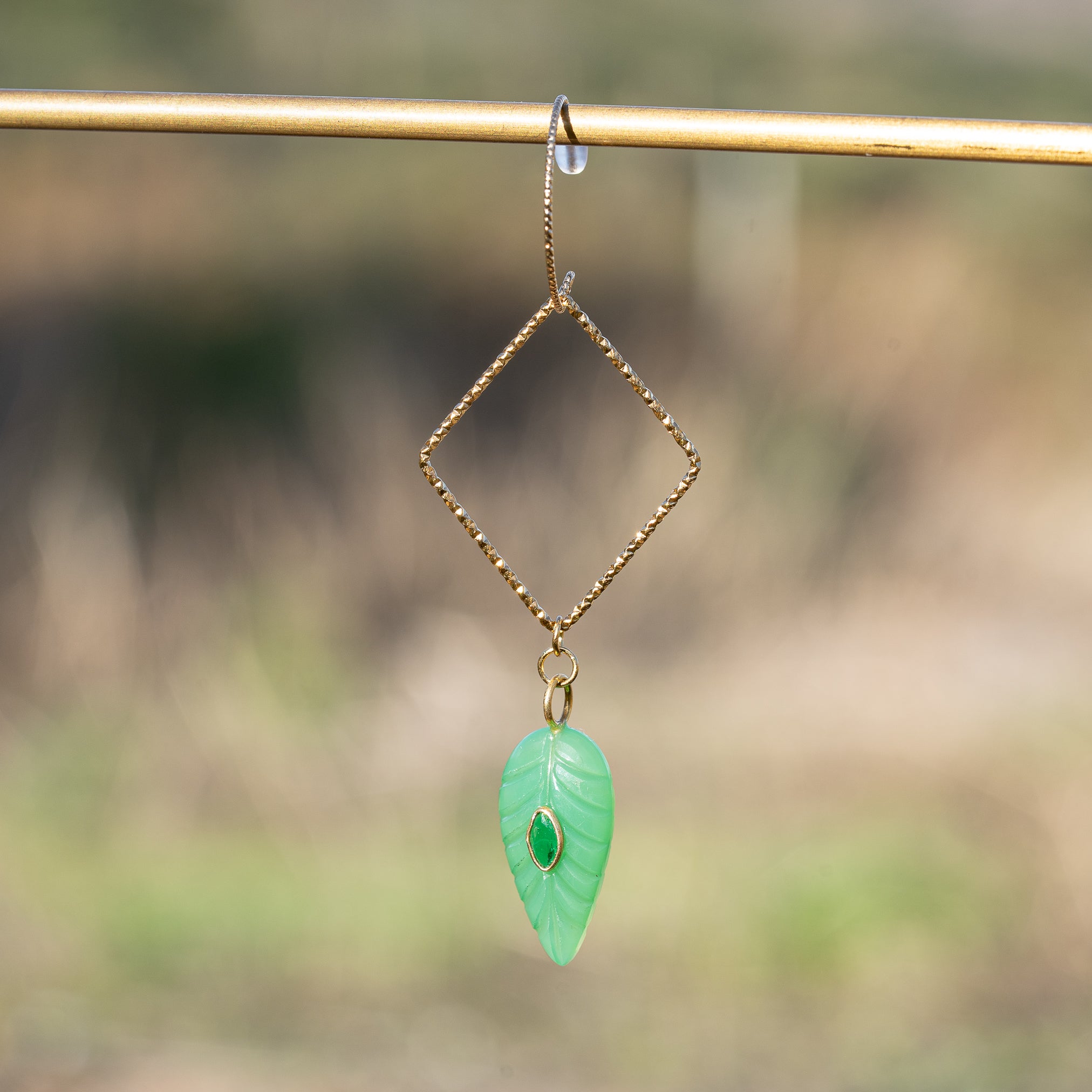 Les feuilles " Nidhih " en Chrysoprase, zirconium et argent 925 plaqué or de 29 mm ( à l&