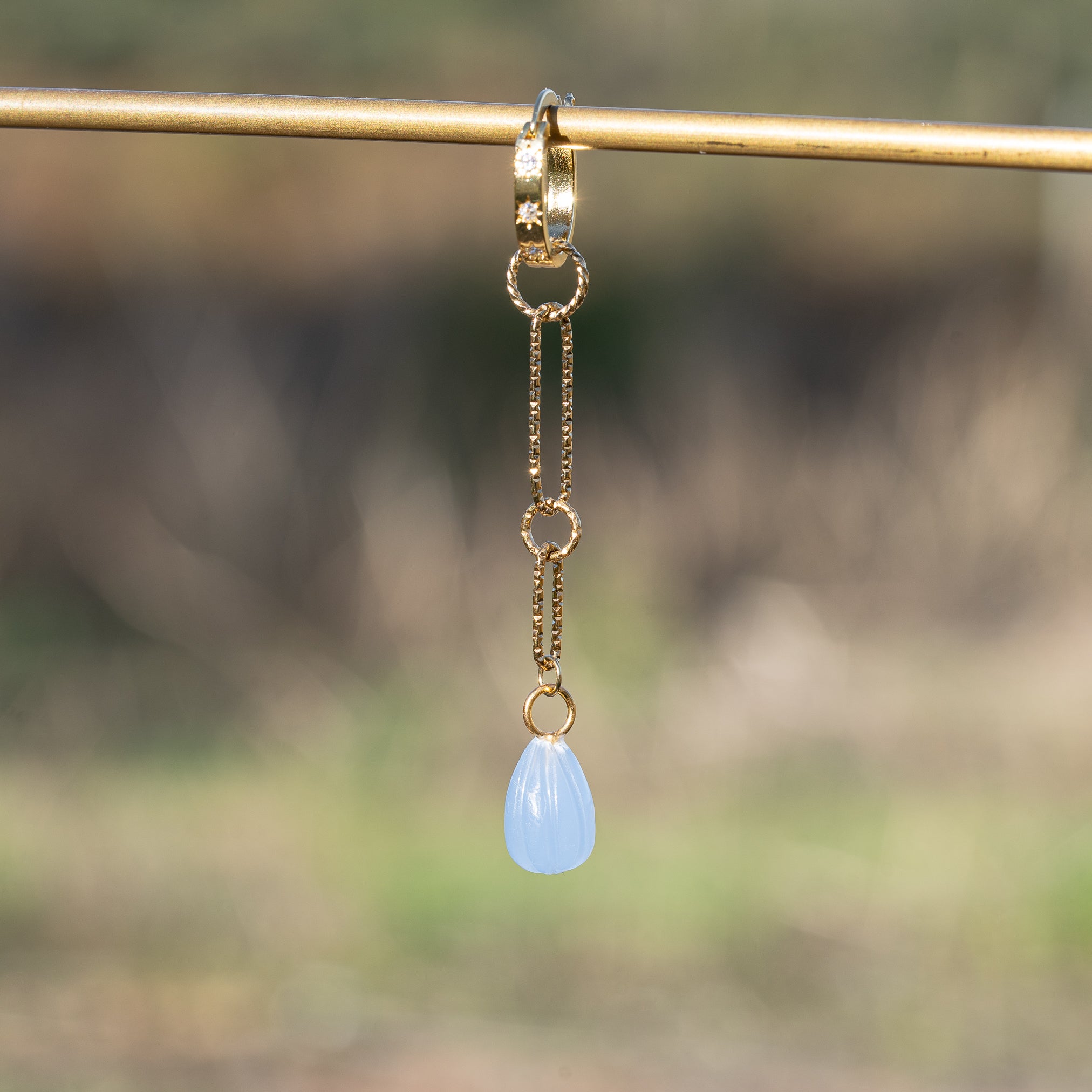 Les petits charms gouttes melon " Nidhih " en Calcédoine et argent 925 plaqué or de 17 mm ( à l&