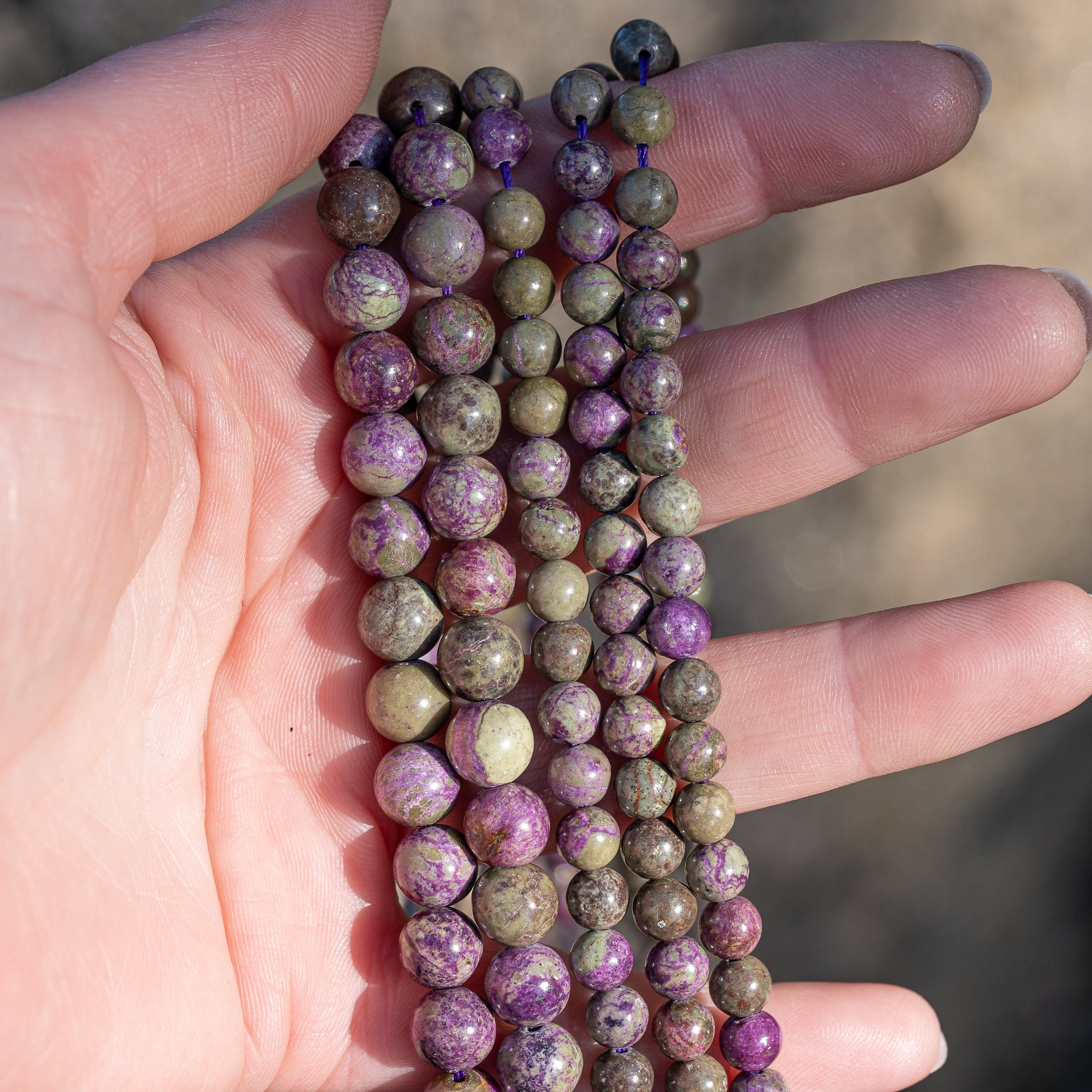 Perles rondes lisses de Stichtite/Serpentine de 6 ou 8 mm au choix ( 1/2 rang 32 ou 24 perles )