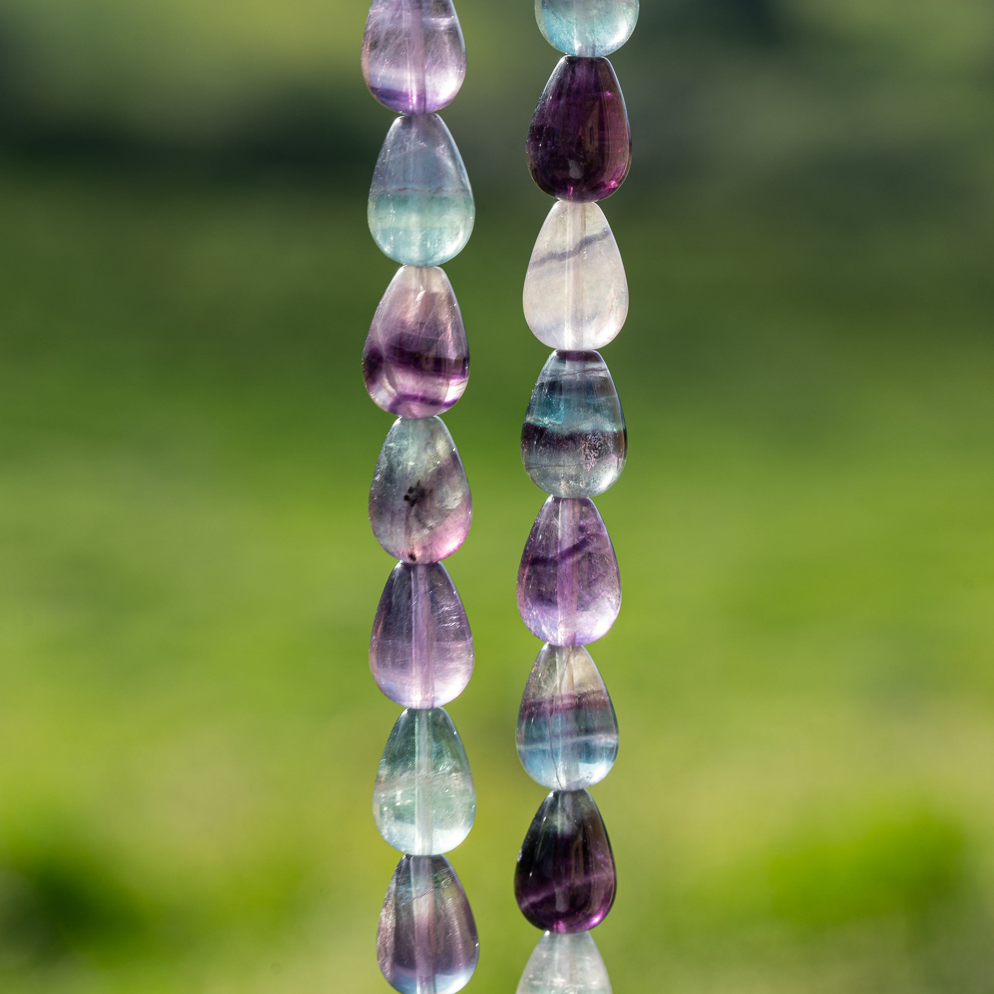 Perles gouttes lisses de Fluorite multicolore de env 14 mm ( lot de 2 )