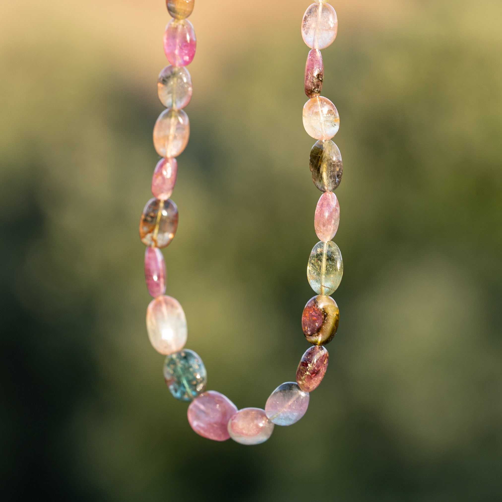 Fil de 43 cm de perles ovales lisses de Tourmaline multicolore " qualité wouah " 🌈 de 5/9,5 mm ( fil 1 )