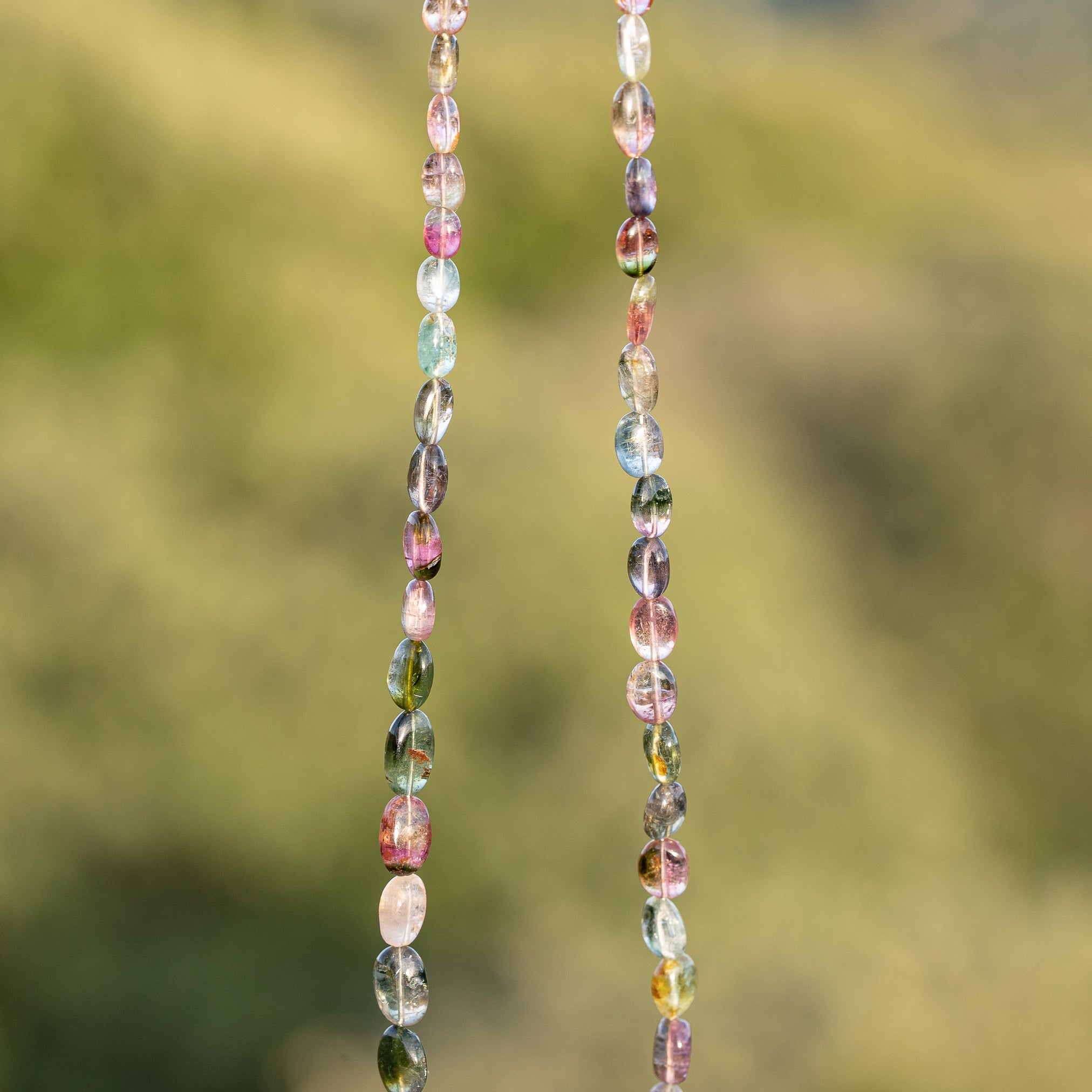 Fil de 43 cm de perles ovales lisses de Tourmaline multicolore " qualité wouah " 🌈 de 4/9 mm ( fil 8 )