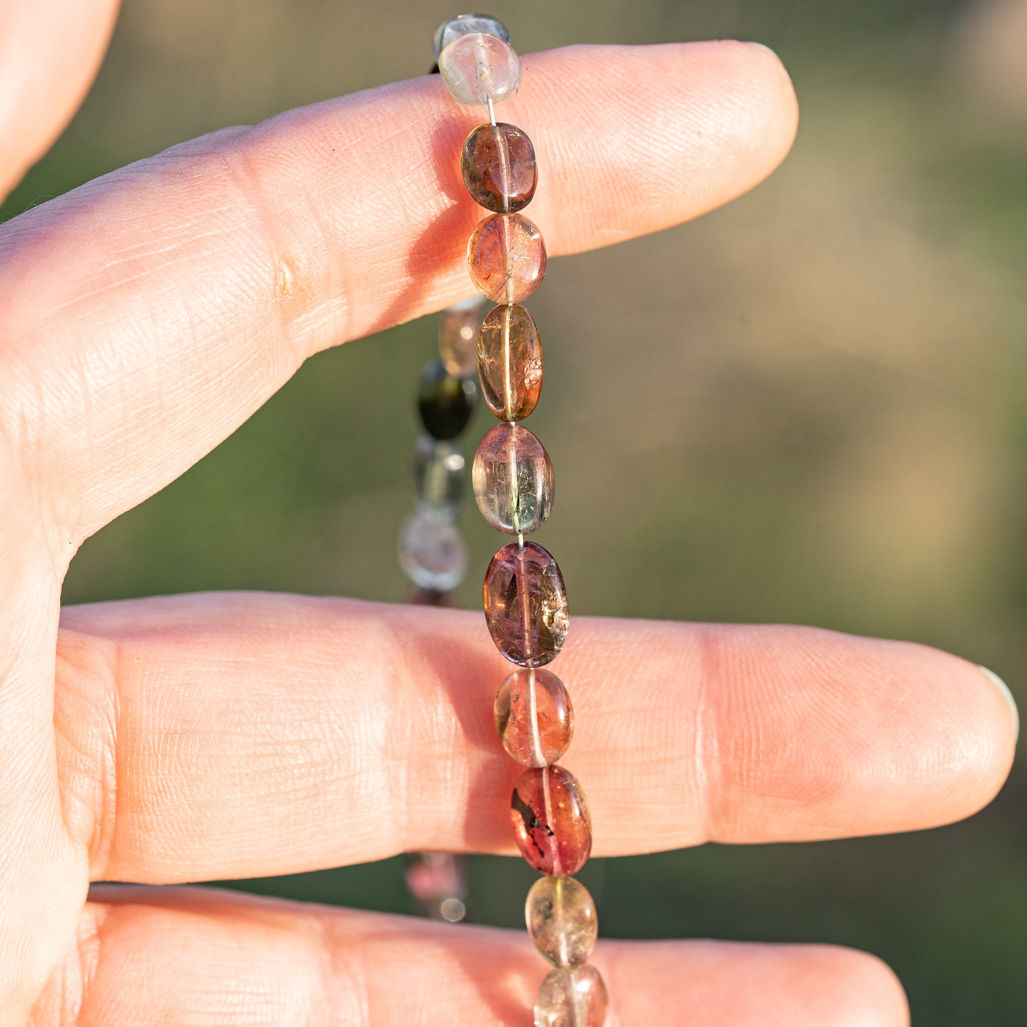 Fil de 43 cm de perles ovales lisses de Tourmaline multicolore " qualité wouah " 🌈 de 4/9 mm ( fil 8 )