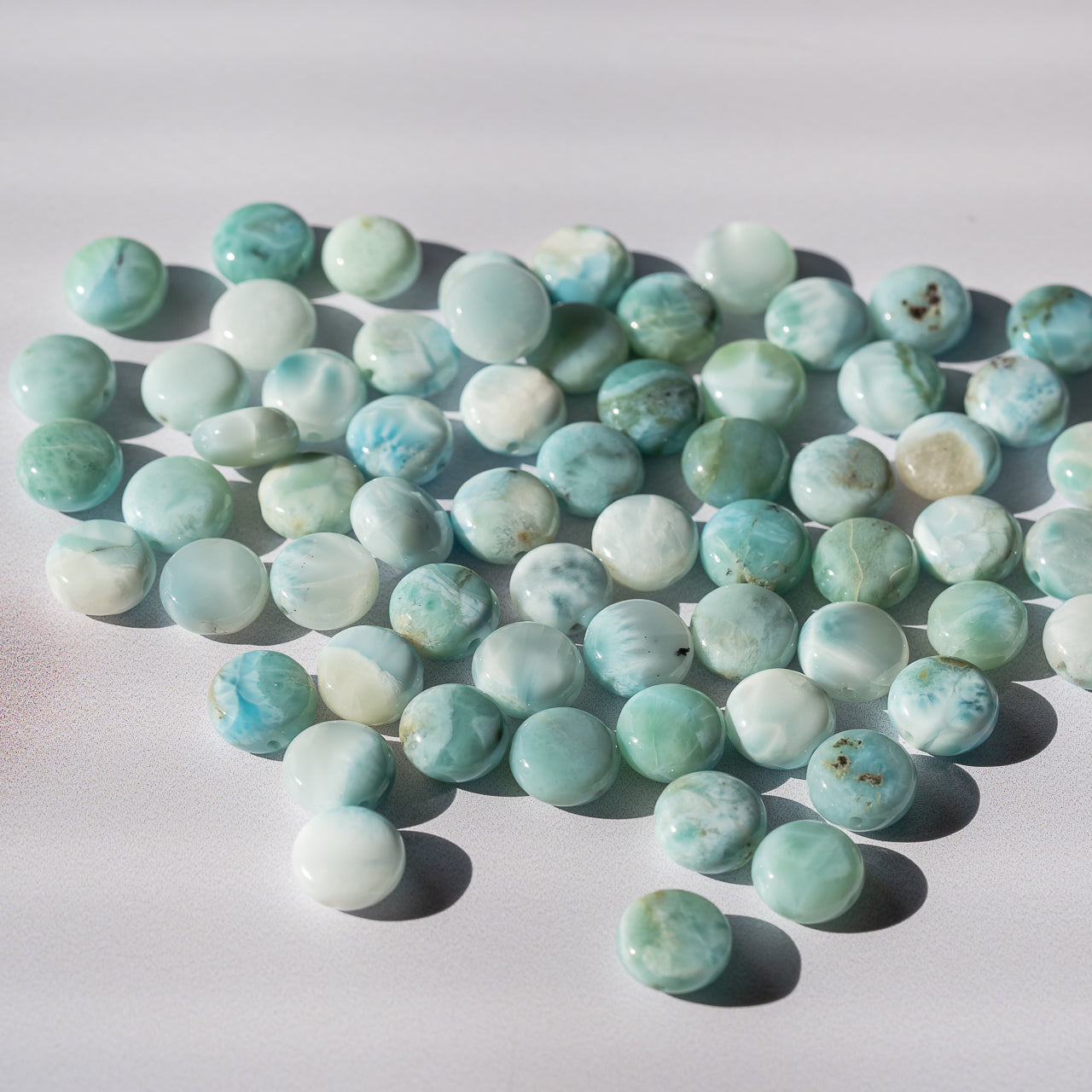 Perles rondes plates lisses de Larimar de 10 mm ( lot de 2 perles )