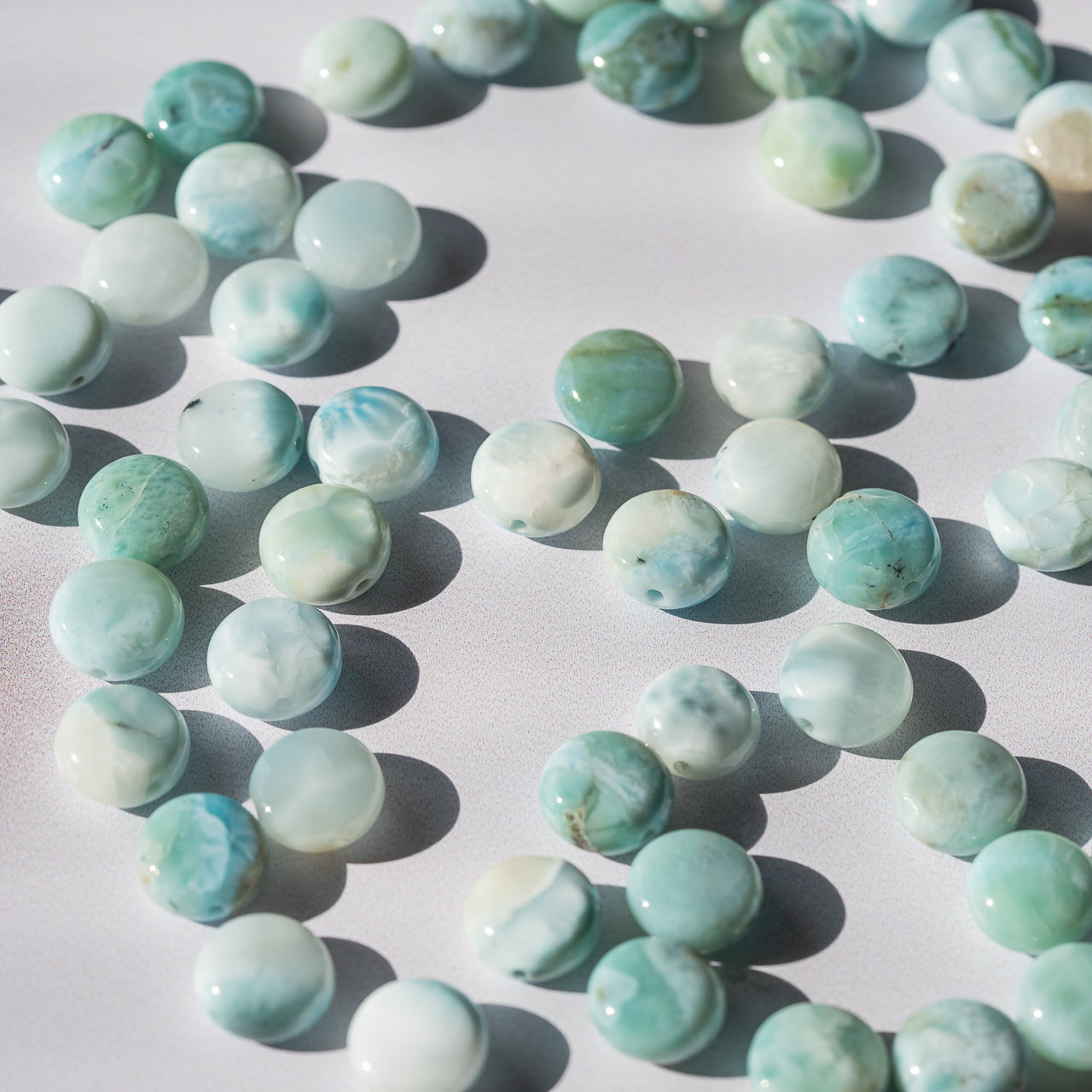Perles rondes plates lisses de Larimar de 10 mm ( lot de 2 perles )