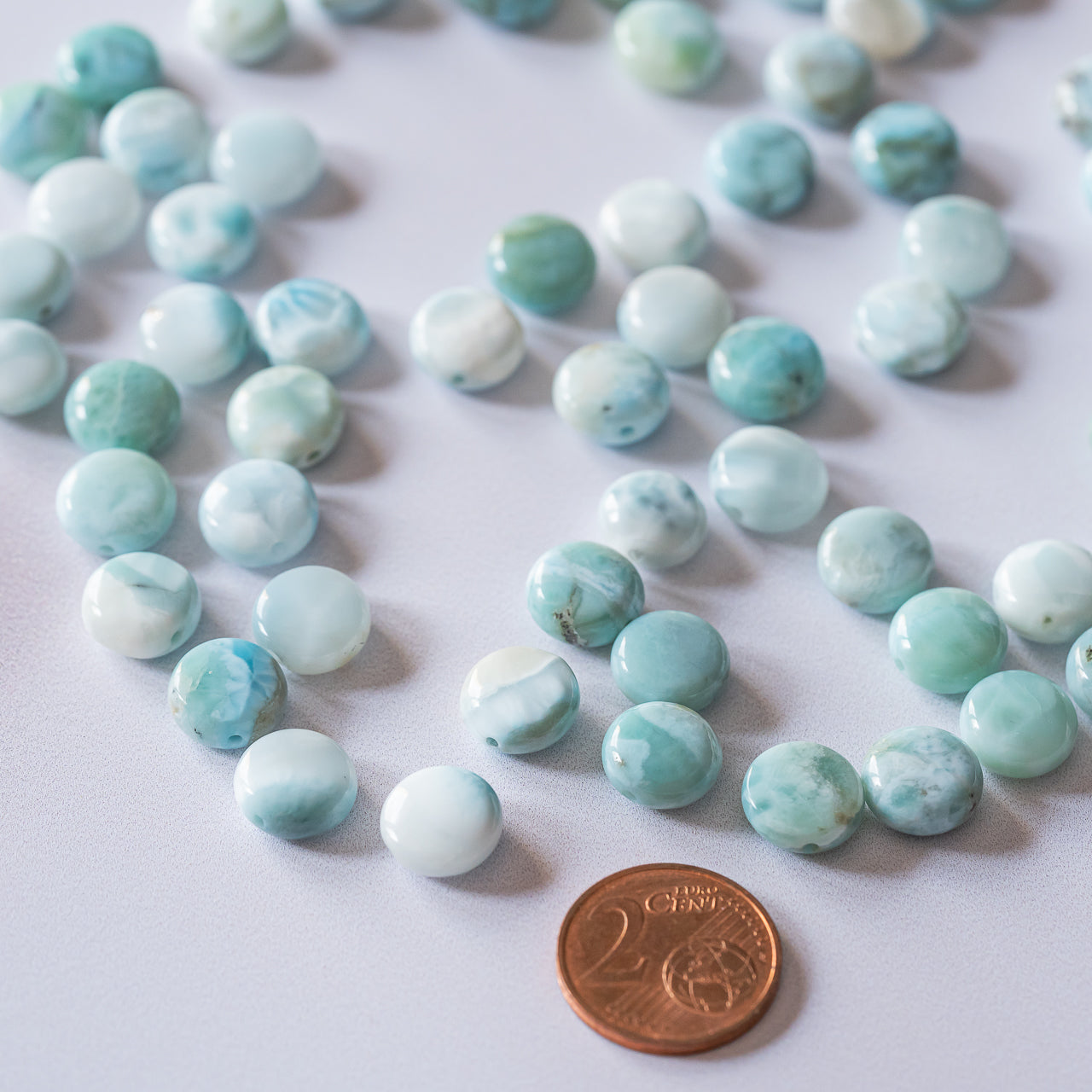 Perles rondes plates lisses de Larimar de 10 mm ( lot de 2 perles )