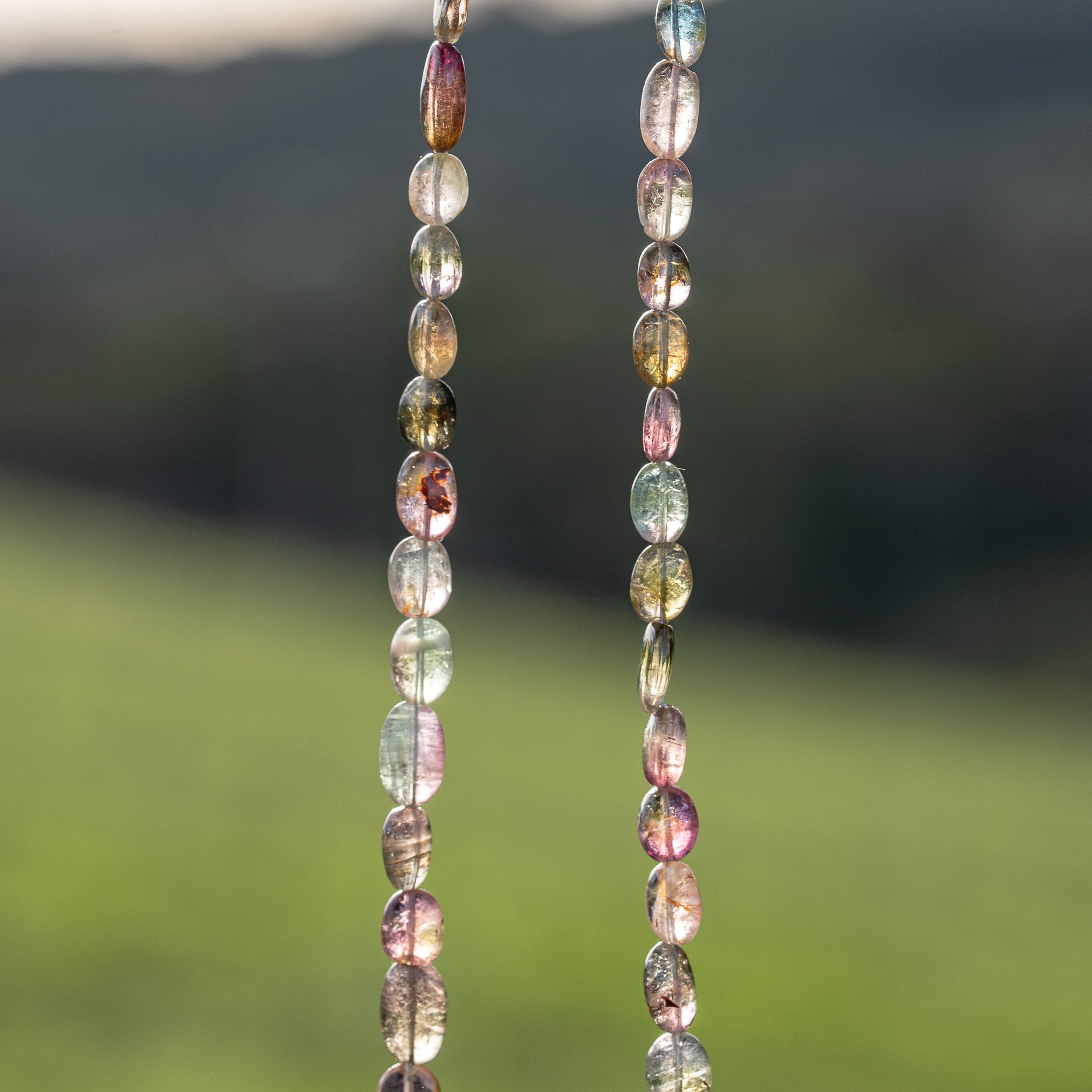 Fil de 43 cm de perles ovales lisses de Tourmaline multicolore " qualité wouah " 🌈 de 4/9 mm ( fil 12 )