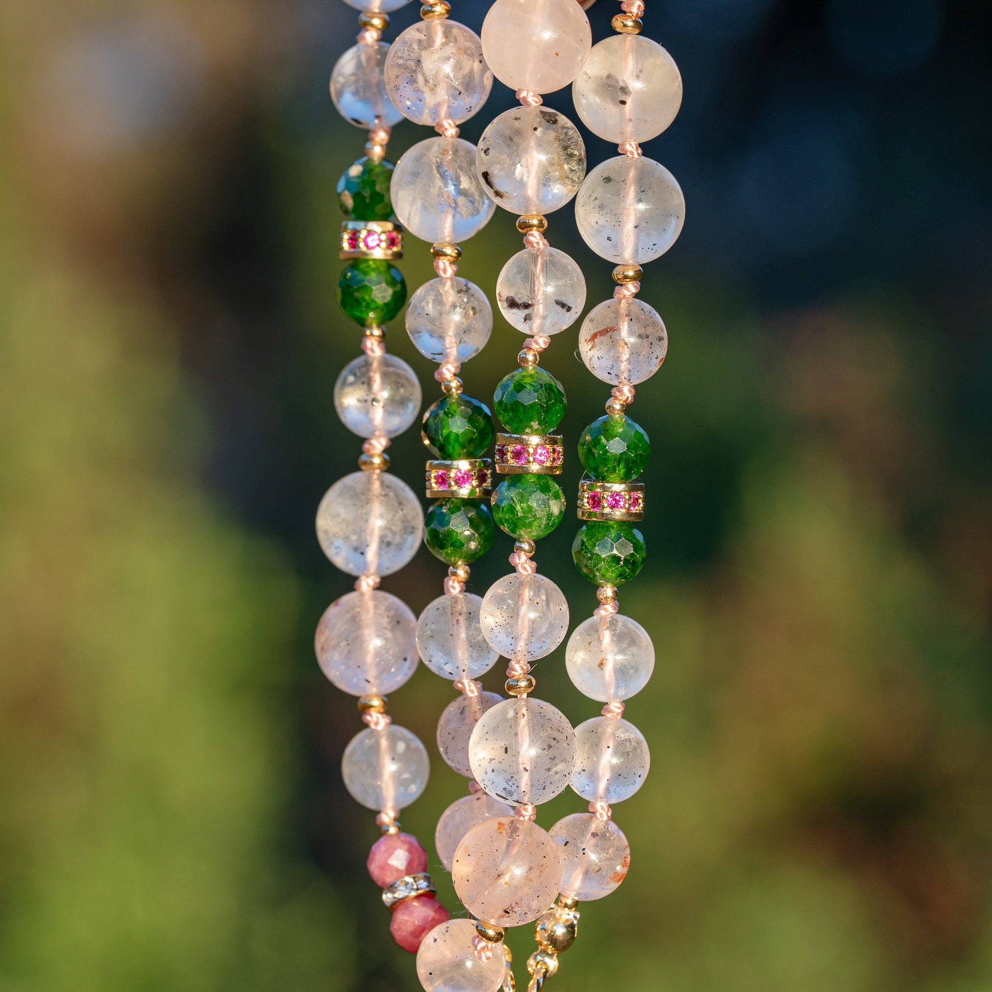 Collier noué " ouverture " en Diopside chrome, Rhodonite, Quartz à Diospide et laiton plaqué or 18k de 51 cm